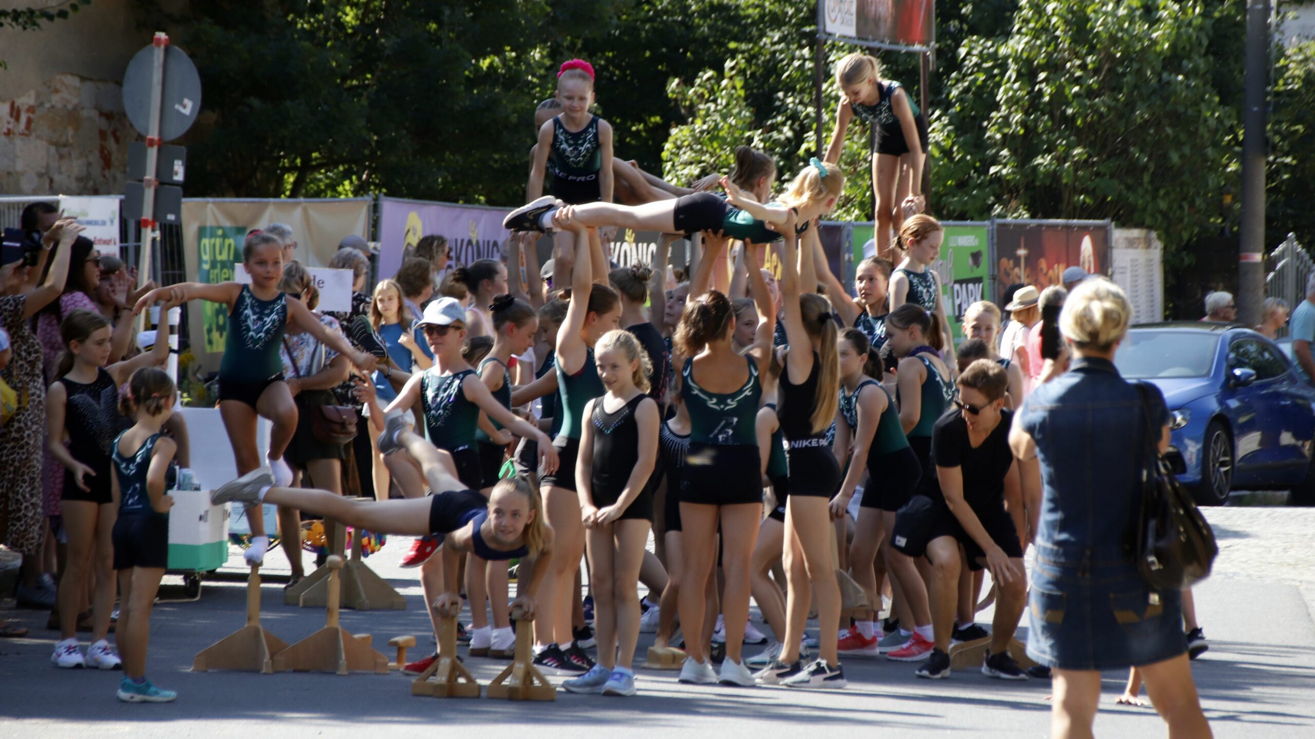 Grätsche in die Gegenwart. Die Akrobaten des SV Tur präsentierten ihr Können.