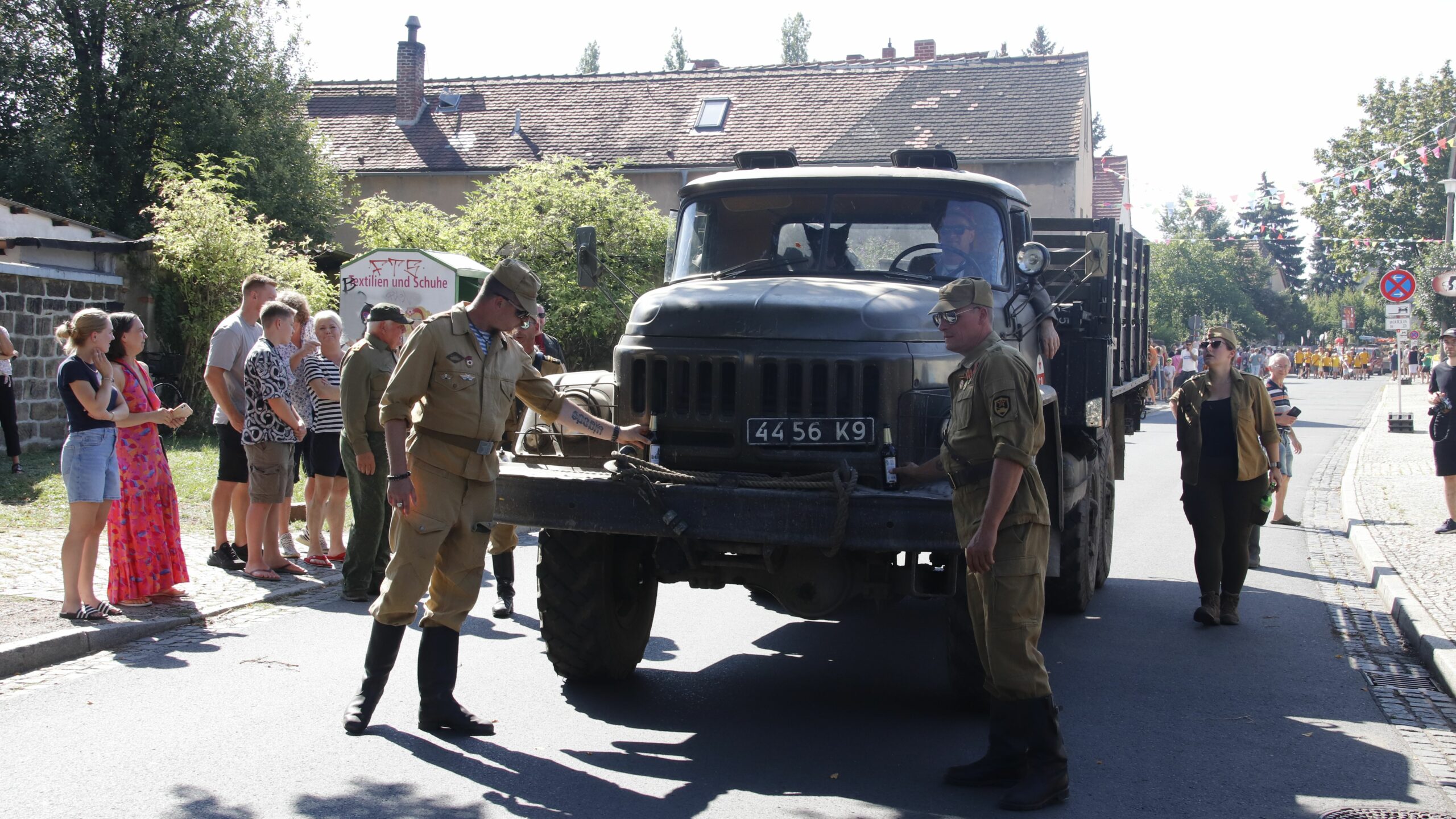 Symbolisch für die Kaserne in Übigau kam ein Trupp falscher Sowjetsoldaten vorbei.