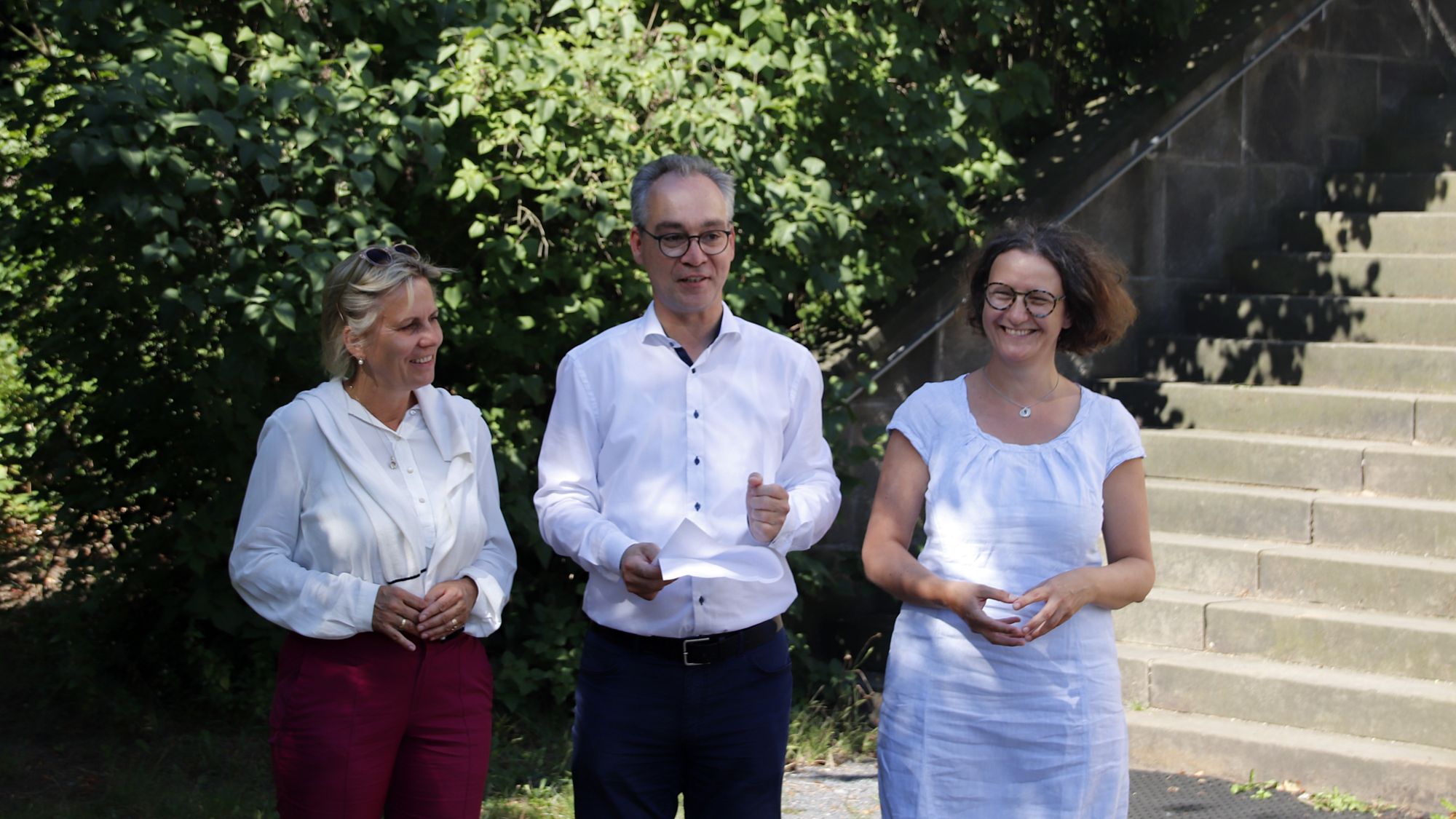 Staatsministerin Barbara Klepsch mit Kirchenvorstand Florian Reißmann und Pfarrerin Annegret Lattke (v.l.) Foto: J. Frintert