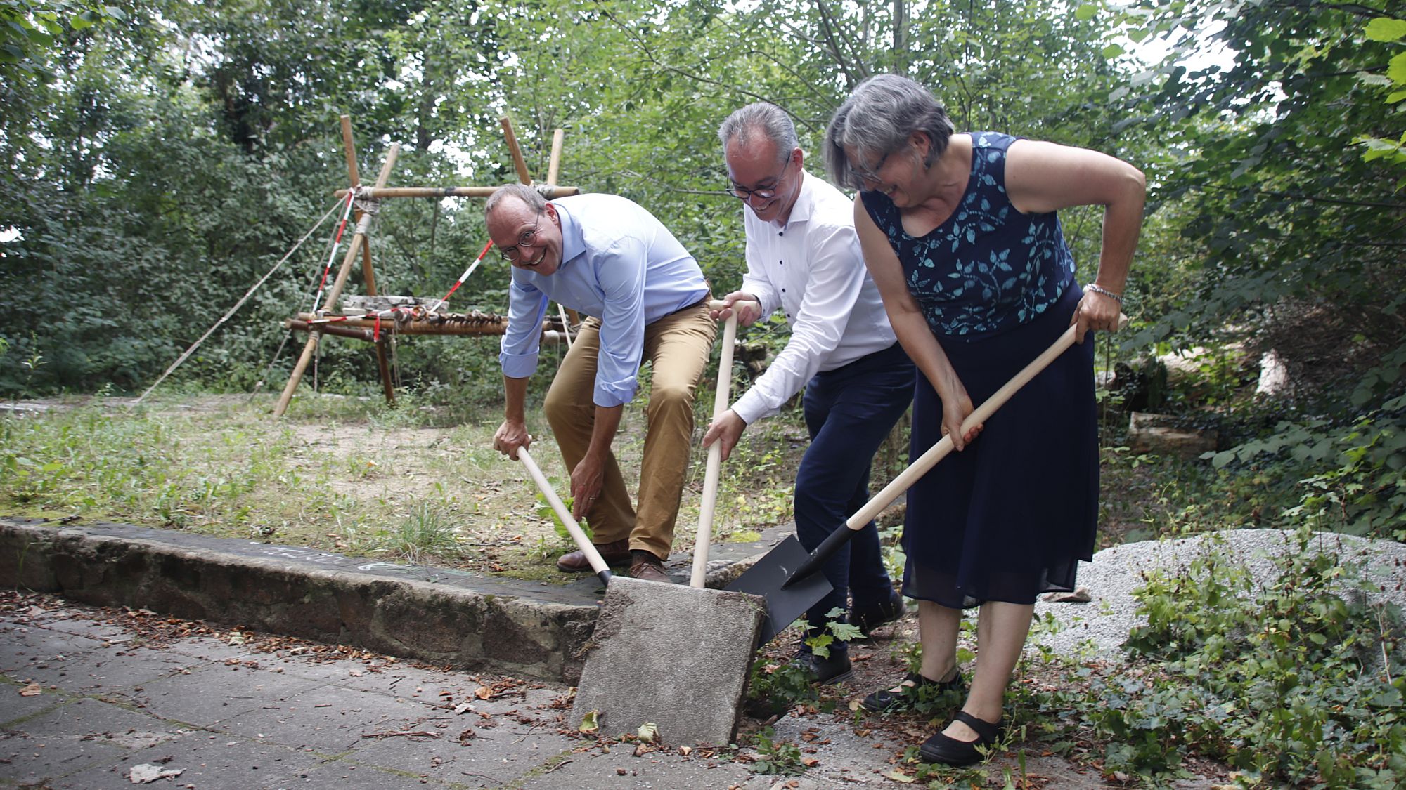 Erster Spatenstich mit Umweltminister Wolfram Günther, Kirchenvorstand Florian Reißmann und Umweltbürgermeisterin Eva Jähnigen. (v.l.) Foto: J. Frintert