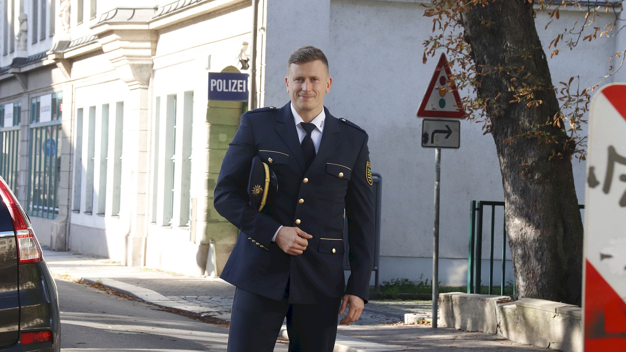 Polizeirat Alfred Eduardowitsch Ilg vor der Pieschener Außenstelle - Foto: J. Frintert
