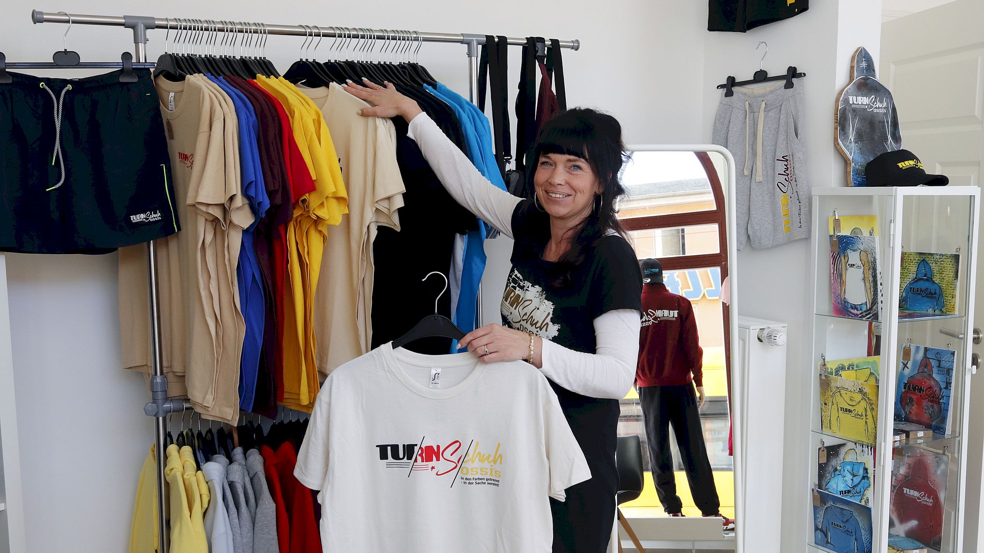 Nicole Geißenhöner-Wojtasik in ihrem Lädchen auf der Leipziger Straße - Foto: J. Frintert