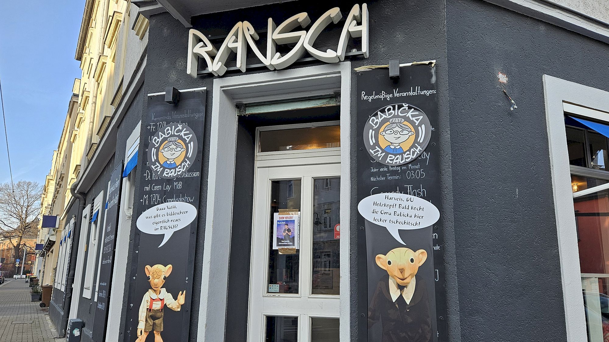 Spejbl und Hurvínek verkünden es schon: Bald zieht Babička ins Rausch - Foto: J. Frintert