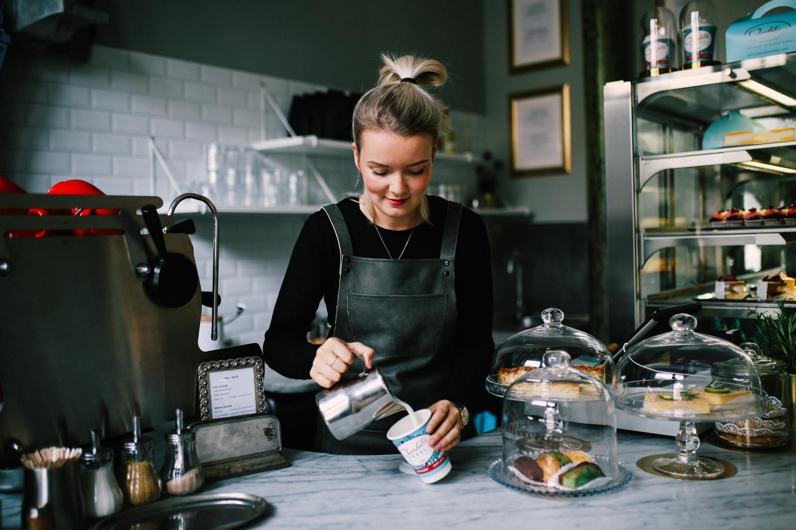 Kaffee aus einer Radebeuler Rösterei und frisch Gebackenes gibt's. Foto: Martin Stier