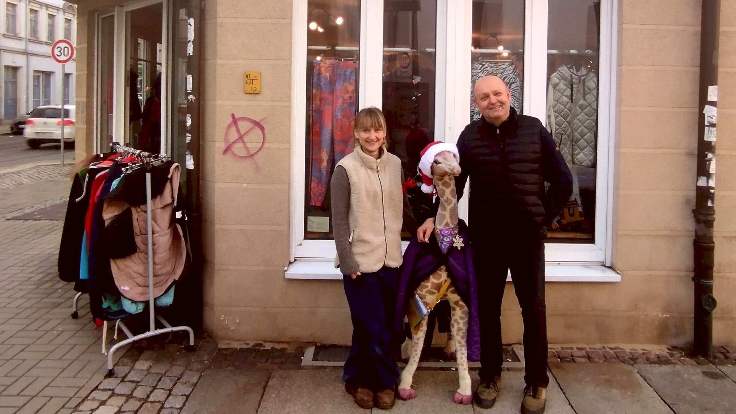 Florence und Andreas "Grolmi" vorm "Bunten Laden". In der Mitte, Cordula, die Glücksgiraffe des Ladens.