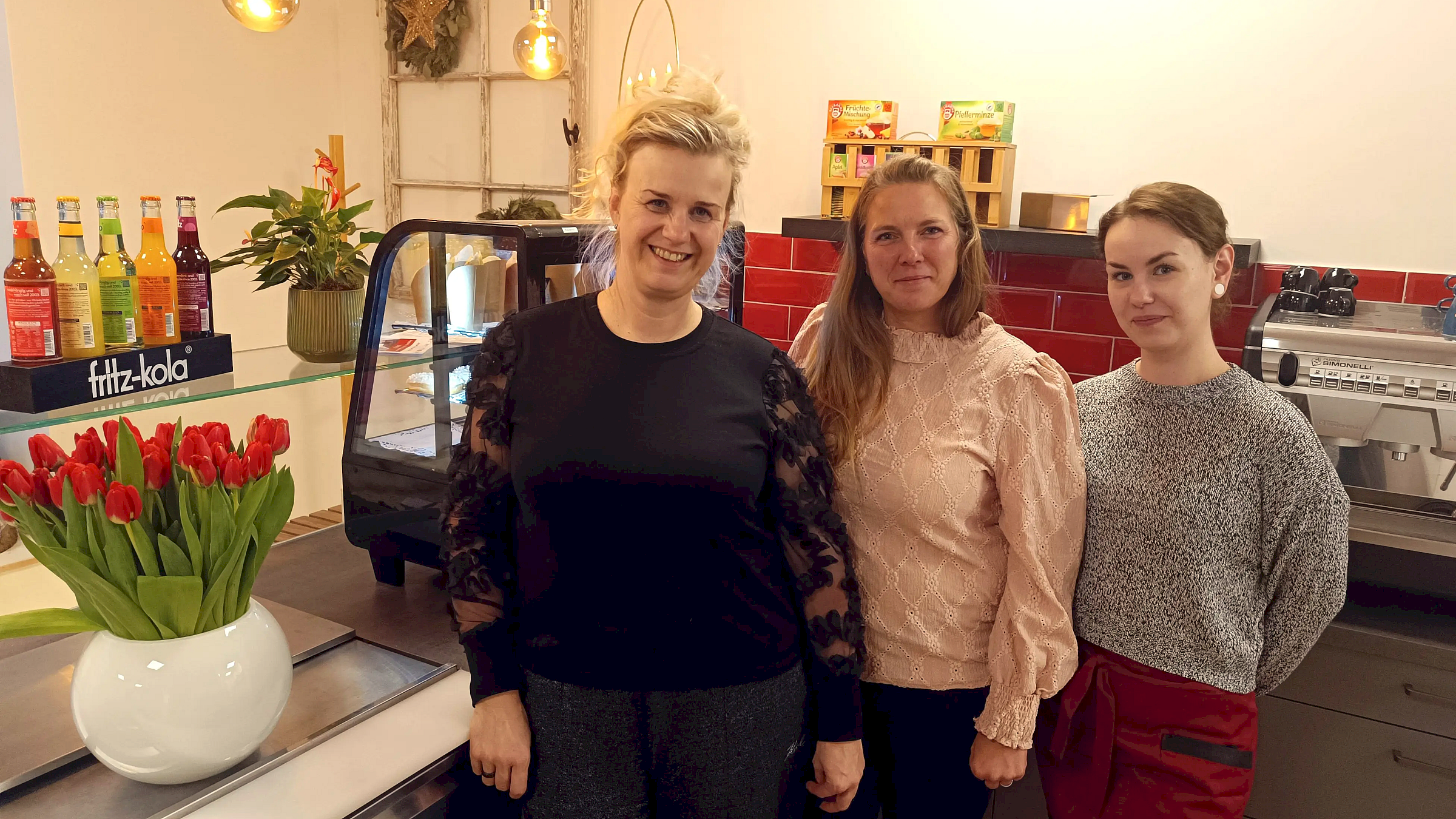 Ab März kommen weitere Mitarbeitende ins Team, jetzt bringen sie erst einmal den Laden zum Laufen (v.l.n.r.): Katrin Friedrich, Ladenchefin-Cindy und Katrin Friedrichs Tochter. Foto: S. Reichel