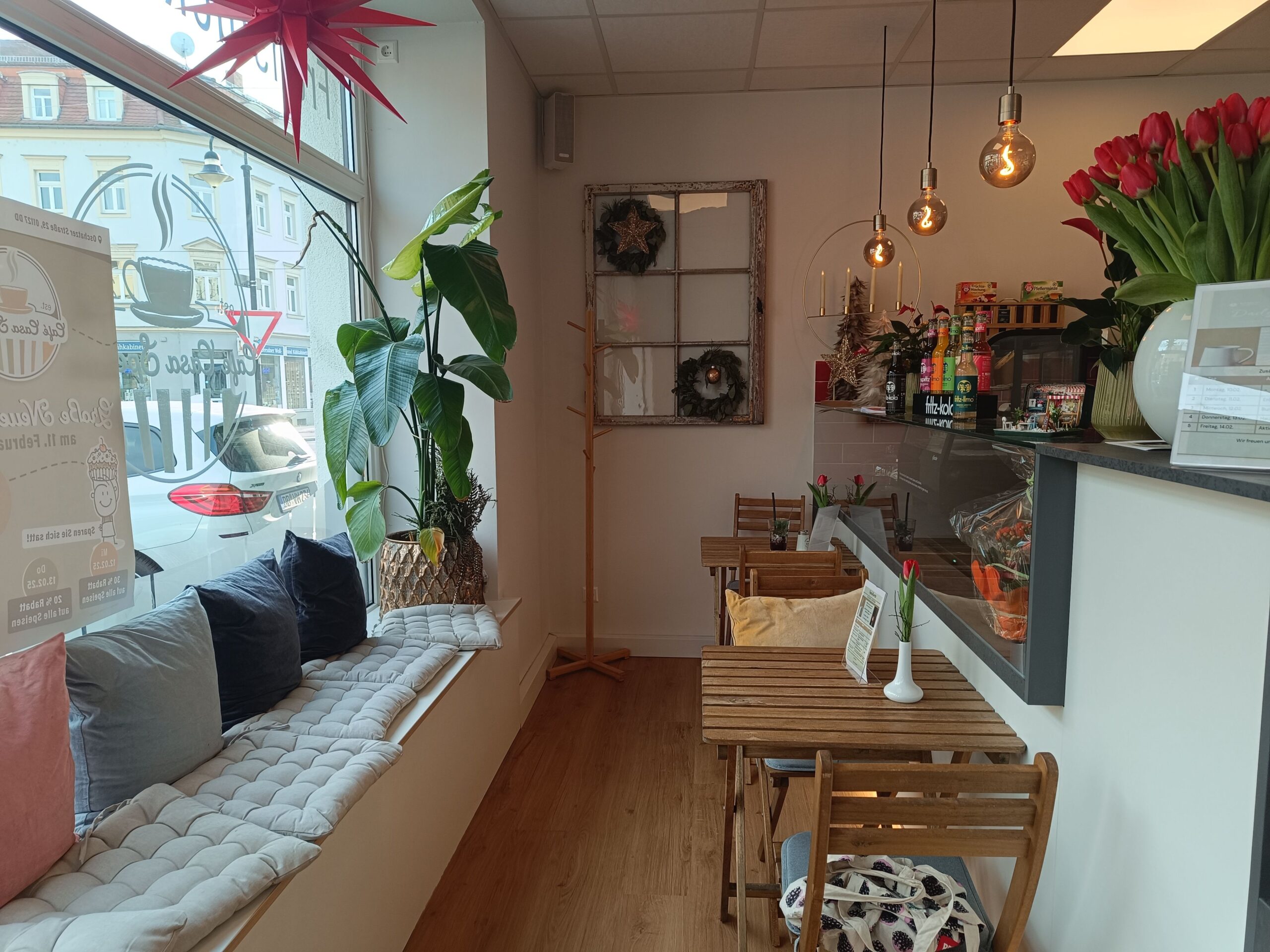 Mit dezenter Deko, leicht und fröhlich ist das "Café Casa Speciale" eingerichtet.