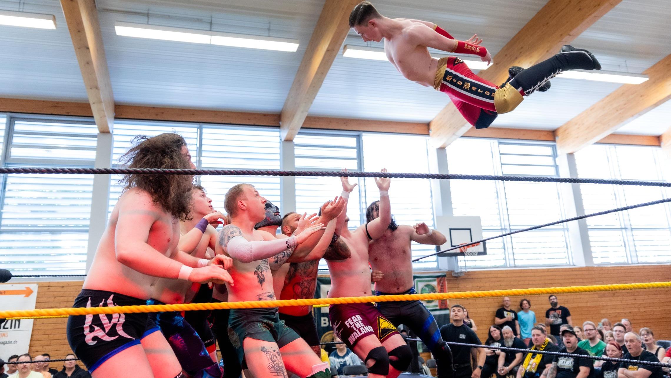 Im Vorjahr gab es in der Turnhalle in der Nähe des Hubertusplatzes fliegende Männer zu sehen. Foto: Eastside Wrestling Revolution