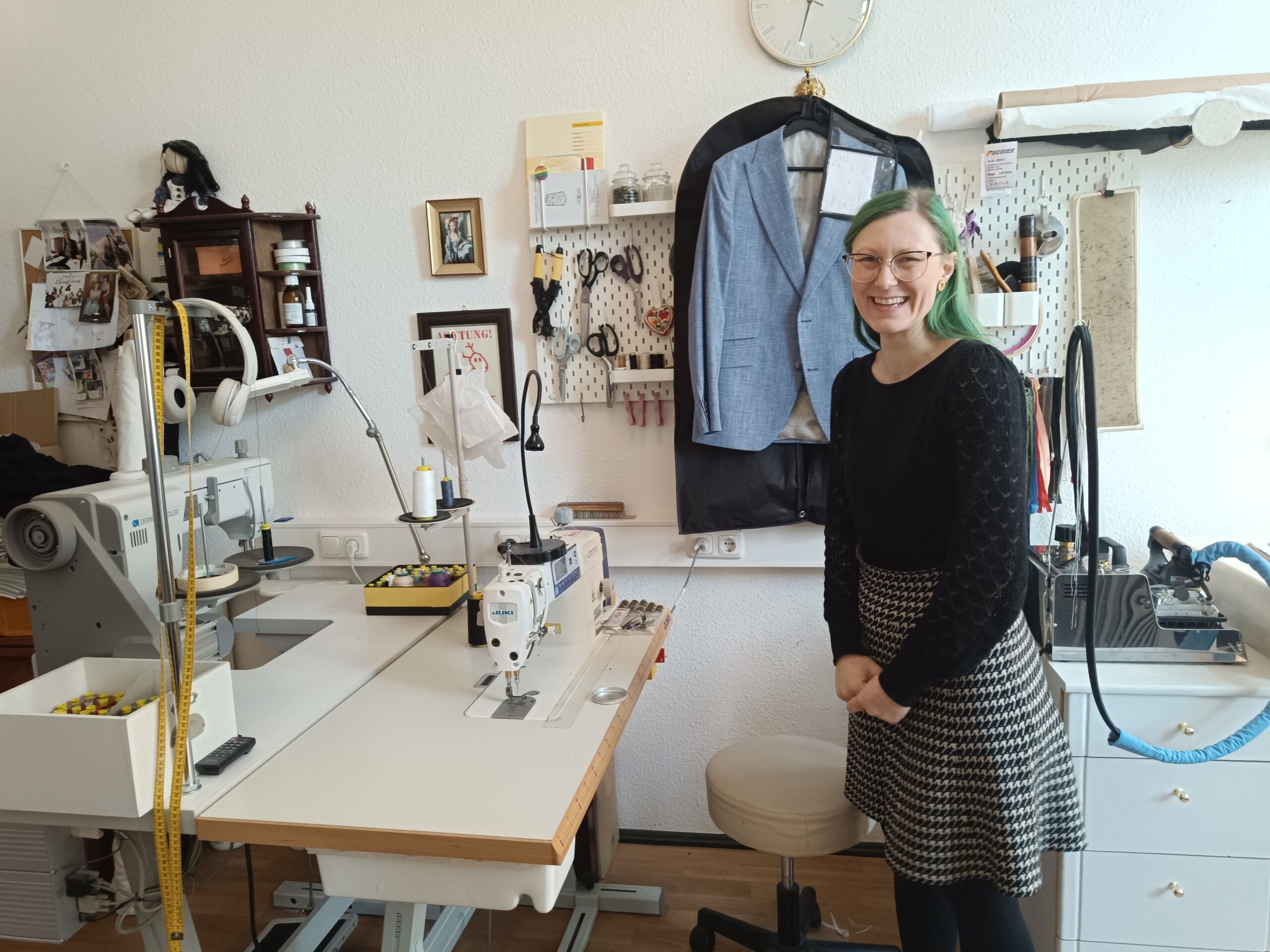 Hinter den Kulissen: Platz zum Bügeln, Dämpfen, Abstecken und Nähen in der kleinen Werkstatt.