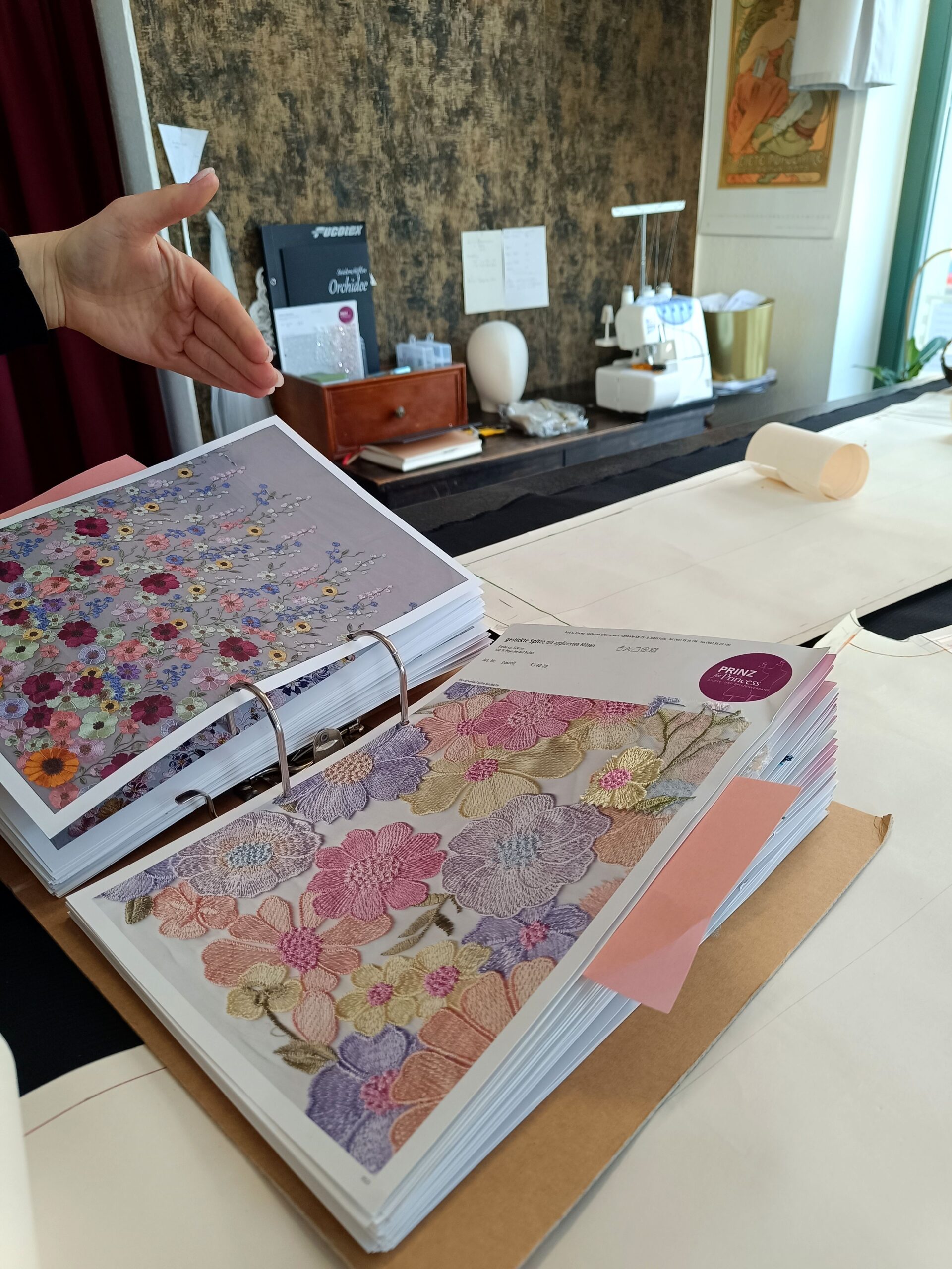 Feine, hochwertige Stoffe zum Durchblättern. Sandra Freitag zeigt ihre Lieblingsmaterialien.
