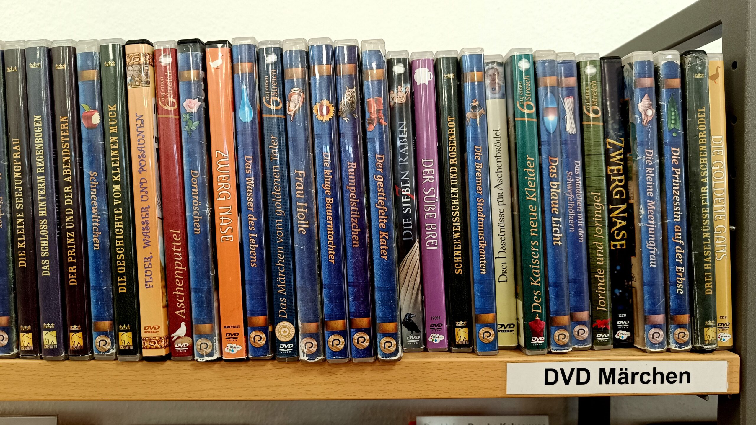 Hochwertige Märchen-Spielfilme fördern die Allgemeinbildung der Kinder.