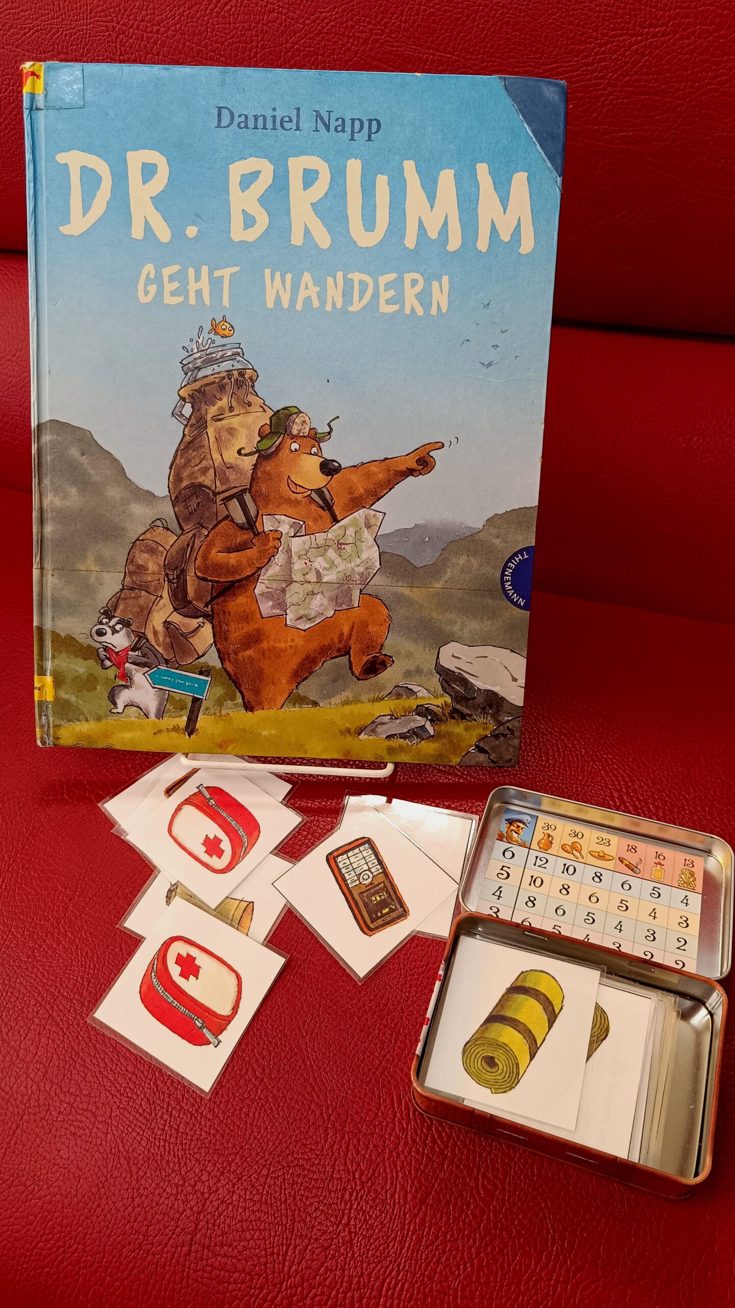 "Dr. Brumm geht wandern" von Daniel Napp. Der Thienemann Verlag hat begleitend zu dem Buch online ein Memoryspiel zum Ausdrucken hinterlegt.
