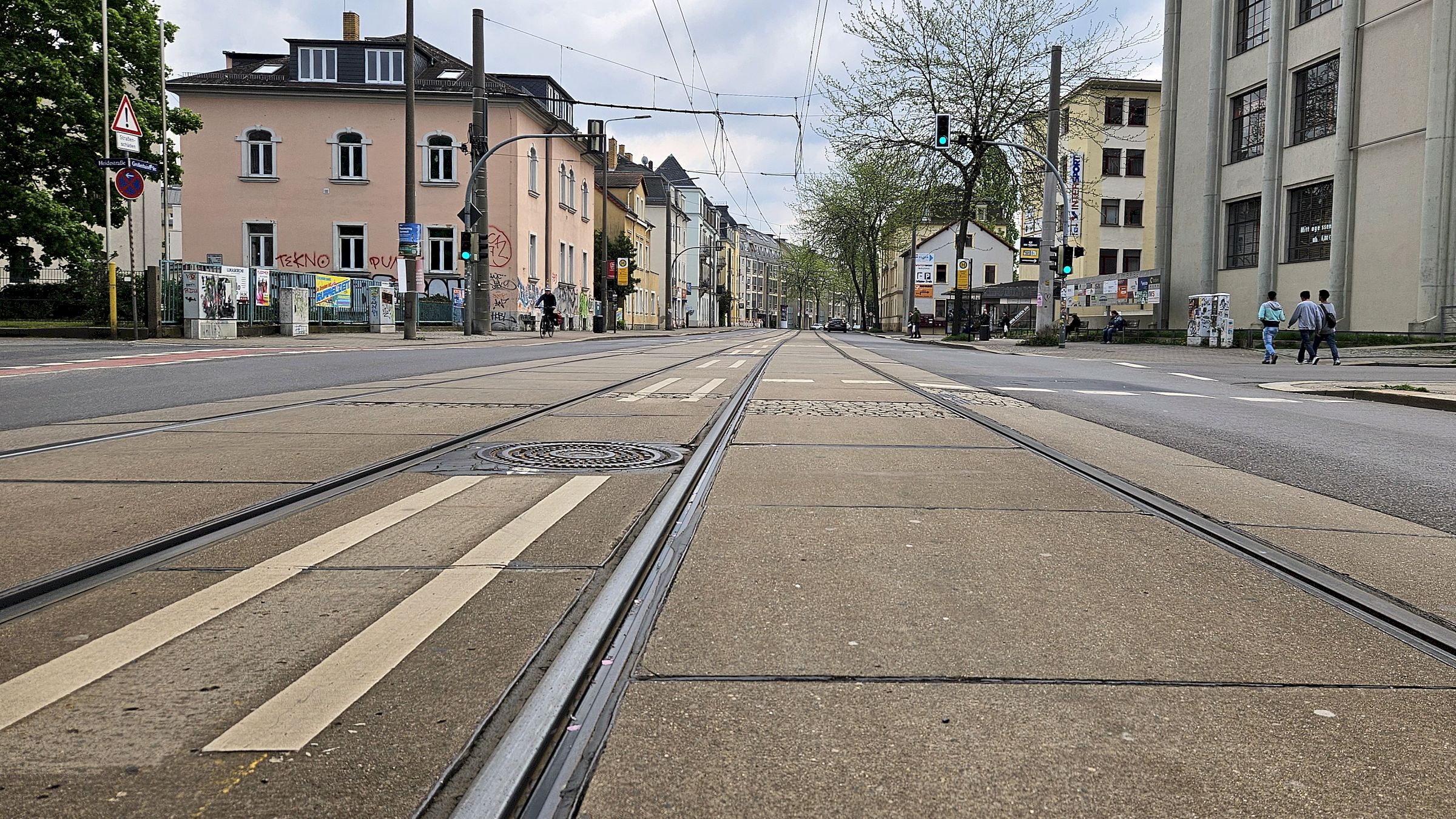 Sollen ab 2027 erneuert werden, die Gleise auf der Großenhainer Straße - Foto: J. Frintert