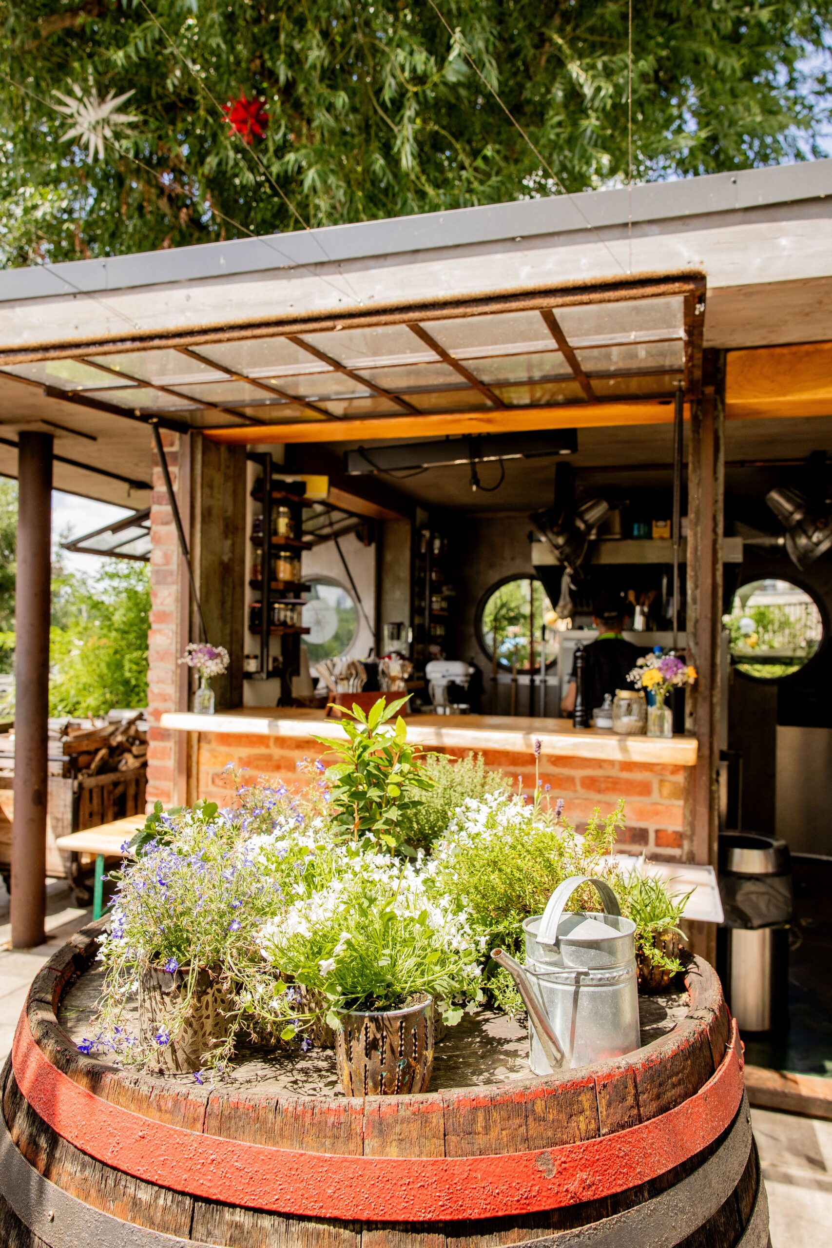 Blick auf die Außenküche. Foto: Stephan Freitag