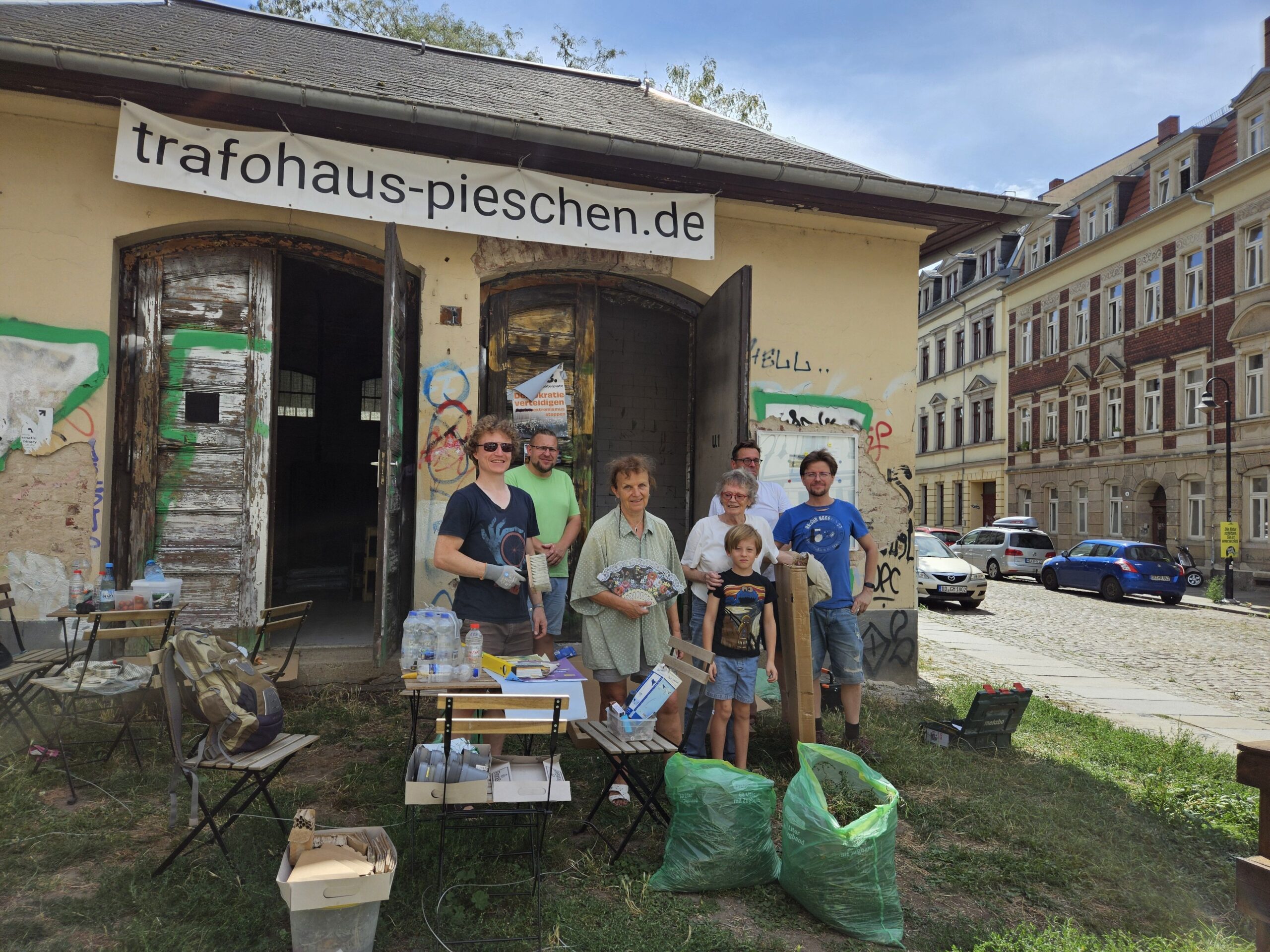 Vereinsmitglieder beim Arbeitseinsatz, darunter Vereinsgründer Robert Harszewski (rechts). Foto: Trafohaus Pieschen e.V.