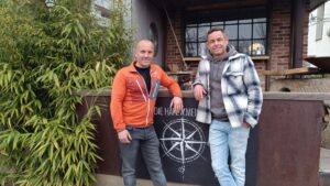 Kai Roscher (l.) und Tino Fleischer (r.) sind die "Hafenmeister". Sie leiten ein gastronomisches Unternehmen am Neustädter Hafen.