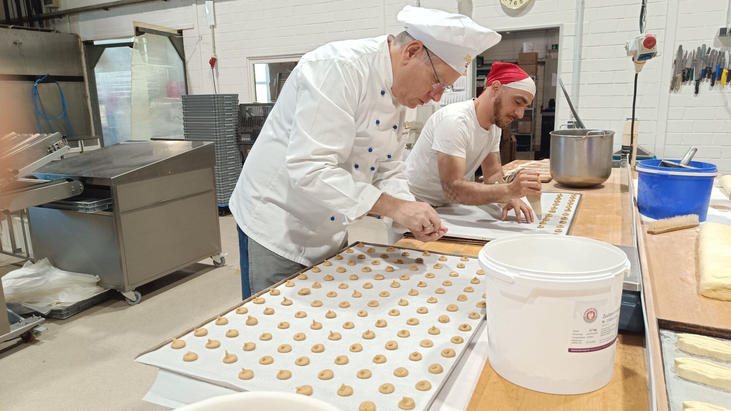 In der Manufaktur werden die Kekse von Hand gemacht. 