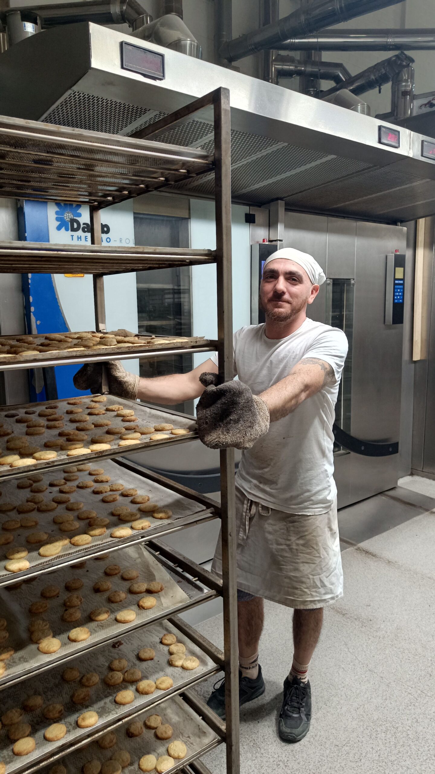 Die Kekse verschwinden im Großofen und kühlen danach duftend im Nebenraum ab.