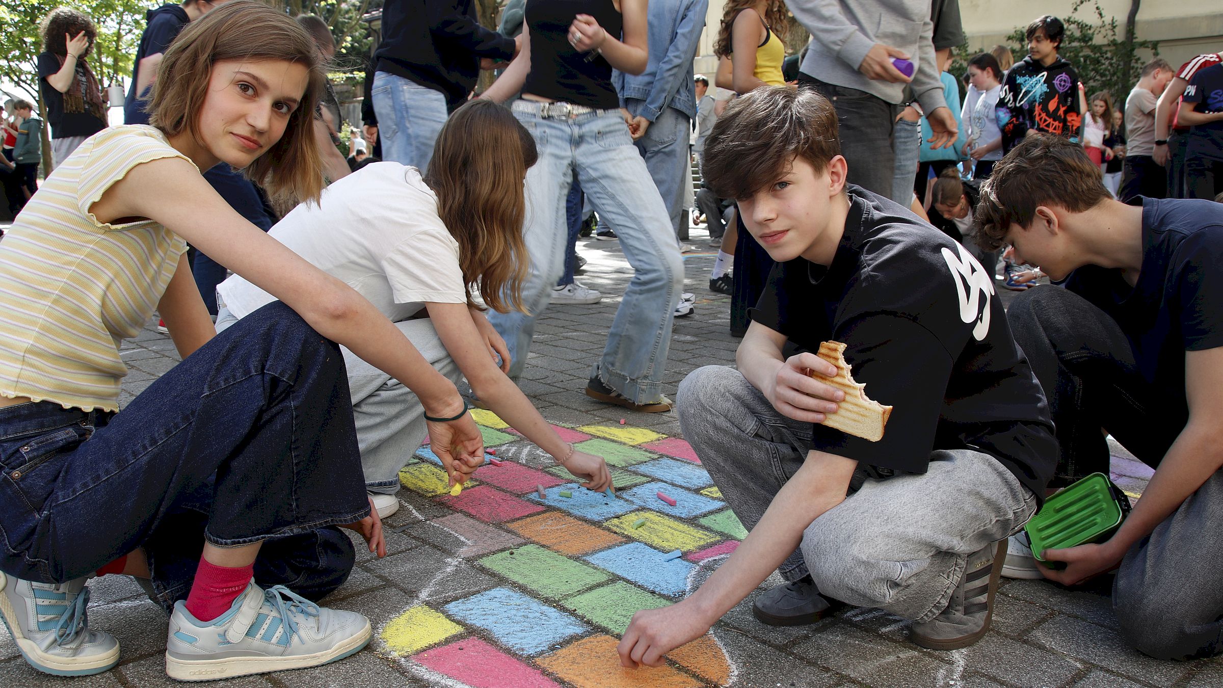 Margarethe und Finn aus der Klasse 8, 4 beteiligten sich an der Malaktion auf dem Schulhof. Foto: J. Frintert