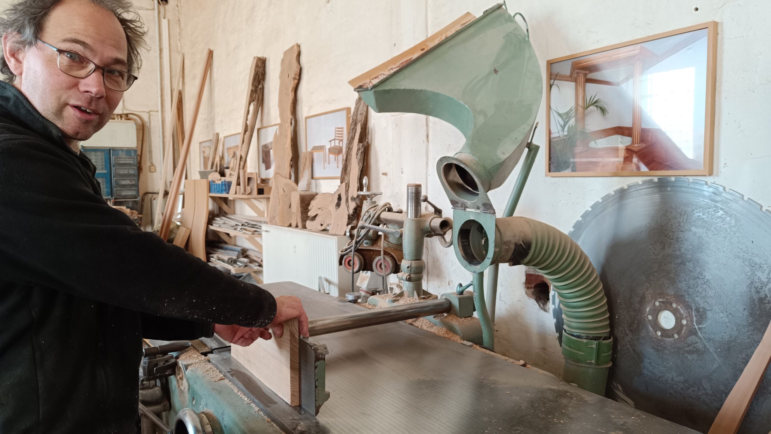 Tischler Jan Beyer fertigt den Großteil des Hochbeets in seiner Tischlerei "Artefact".