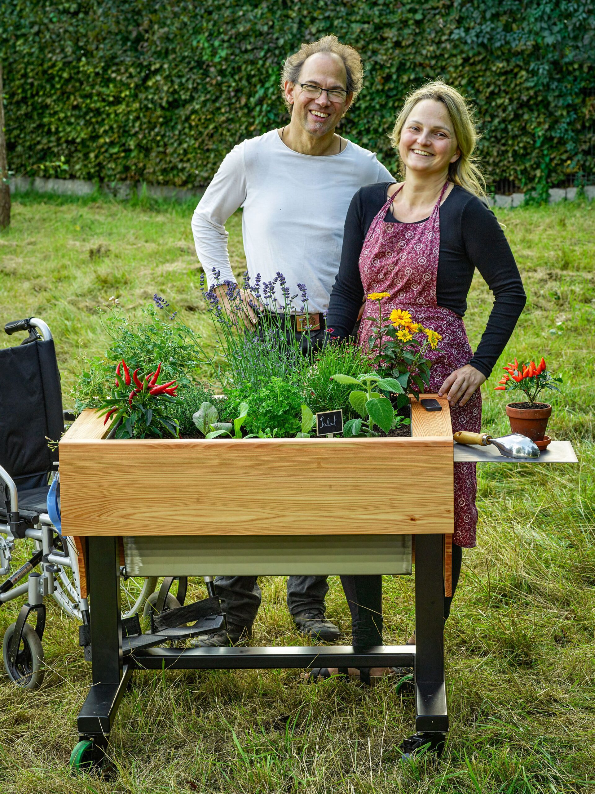 Expertin für Gartentherapie Sylvi Schiller und Tischler Jan Beyer haben das "Multifunktionale Hochbeet" namens "Frida" entwickelt. Foto: Lothar Sprenger