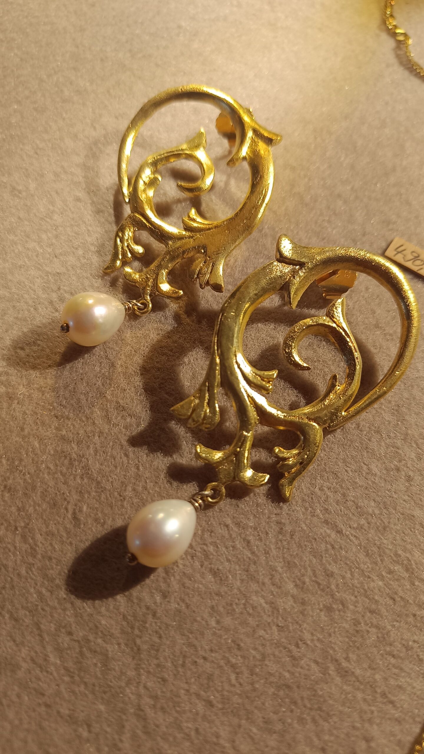 "Die sind gegossen", meint Anna-Maria. So haben die Ohrringe ihre fragilen Formen erhalten.