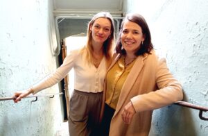 "Wollen das Jahr noch voll machen" - Die "Annen" holen die Schiffchen ein Anna-Maria Schelle (l.) und Anne Wehner-Bräunig (r.) bieten im "St. Annen Werksalon" auch Workshops, Kurse und kleine Ausstellungen an.