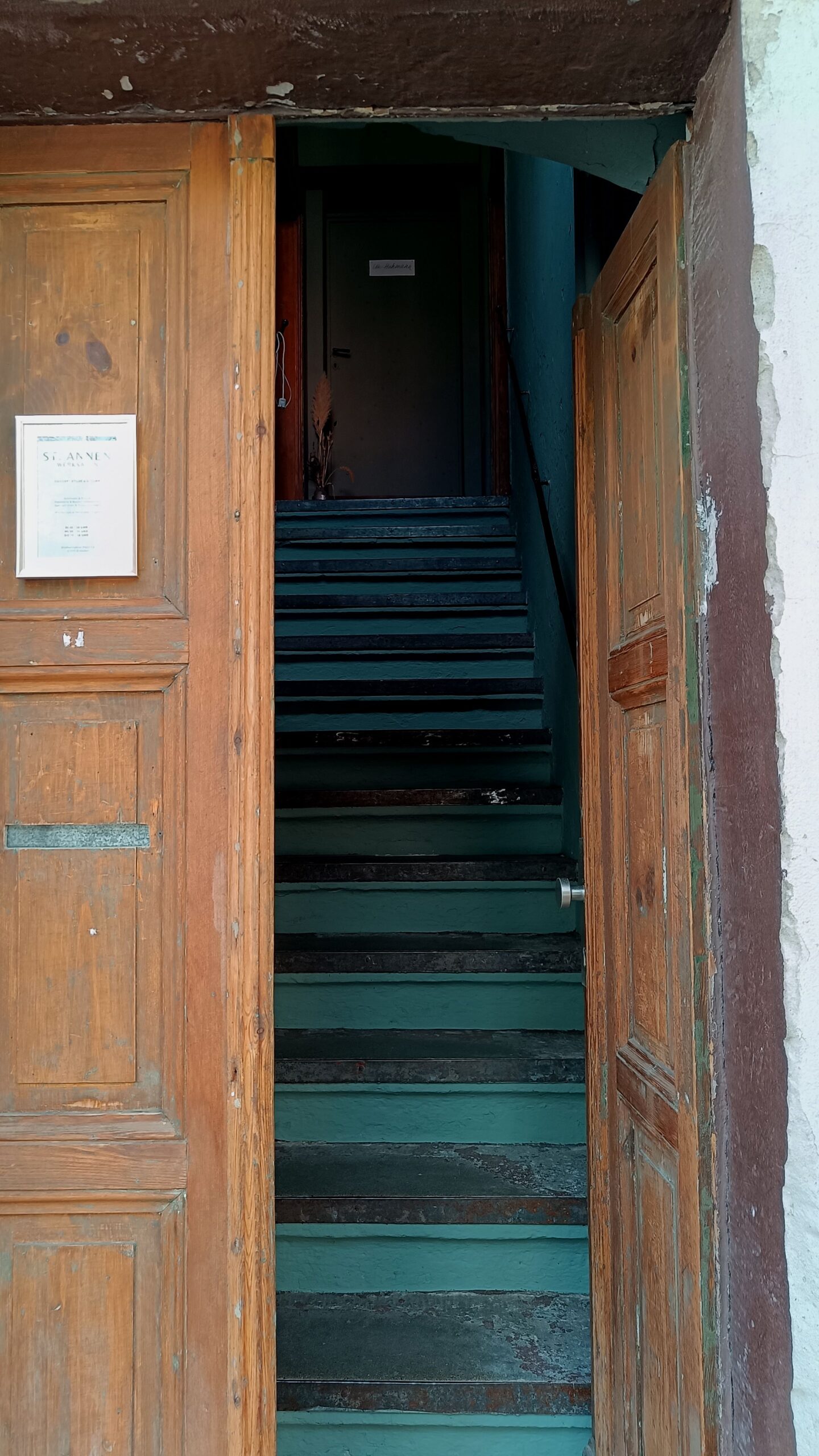 In der ersten Etage der ehemaligen Fabrik befindet sich der "St. Annen Werksalon". 