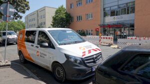 Vermutlich waren Bauarbeiten an der Kopernikusstraße der Auslöser für den Stromausfall. Mitarbeiter der SachsenNetze reparierten die Leitung. Foto: R. Halkasch