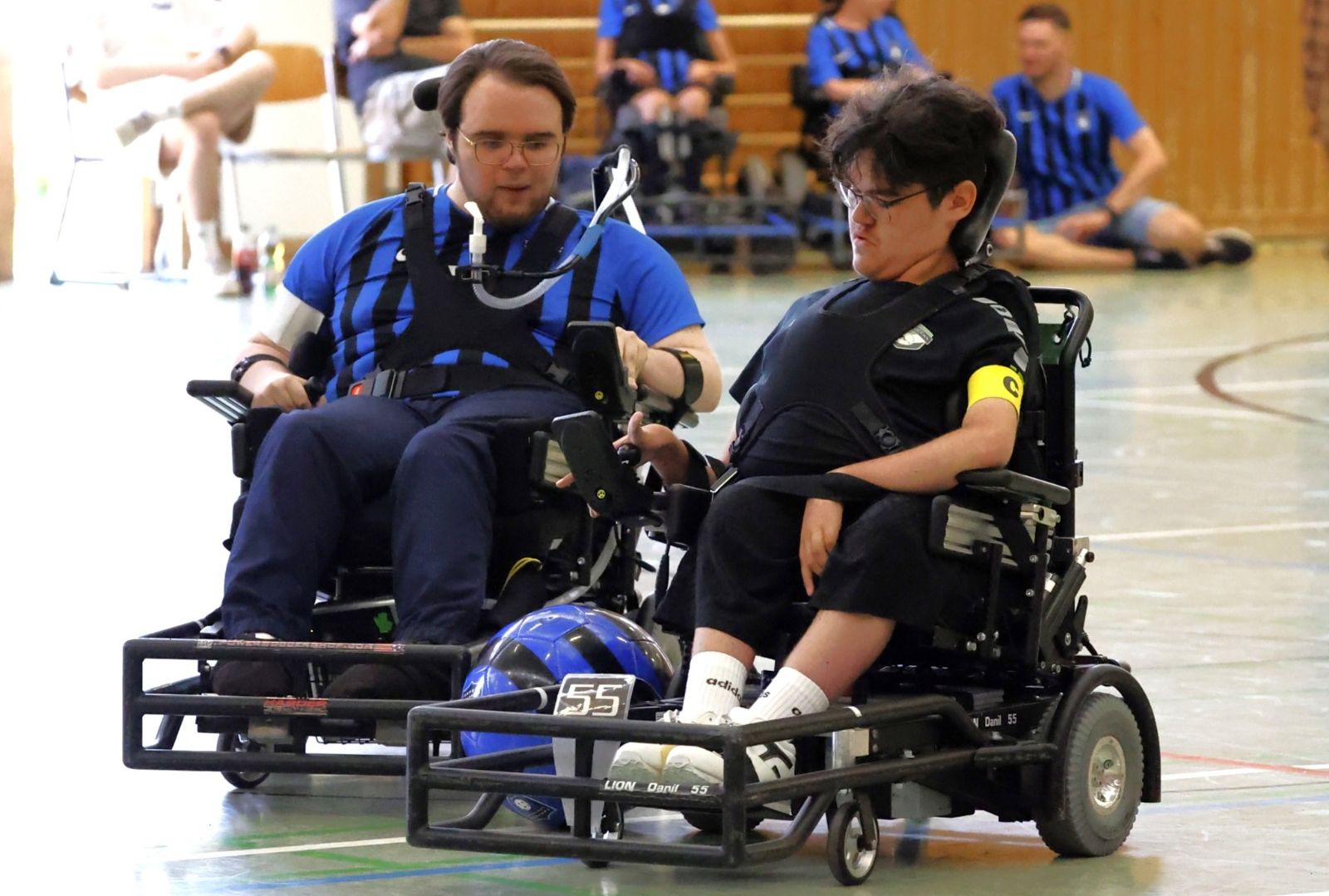 Beim E-Rolli-Fußball geht es ordentlich zur Sache - Foto: Motor Mickten