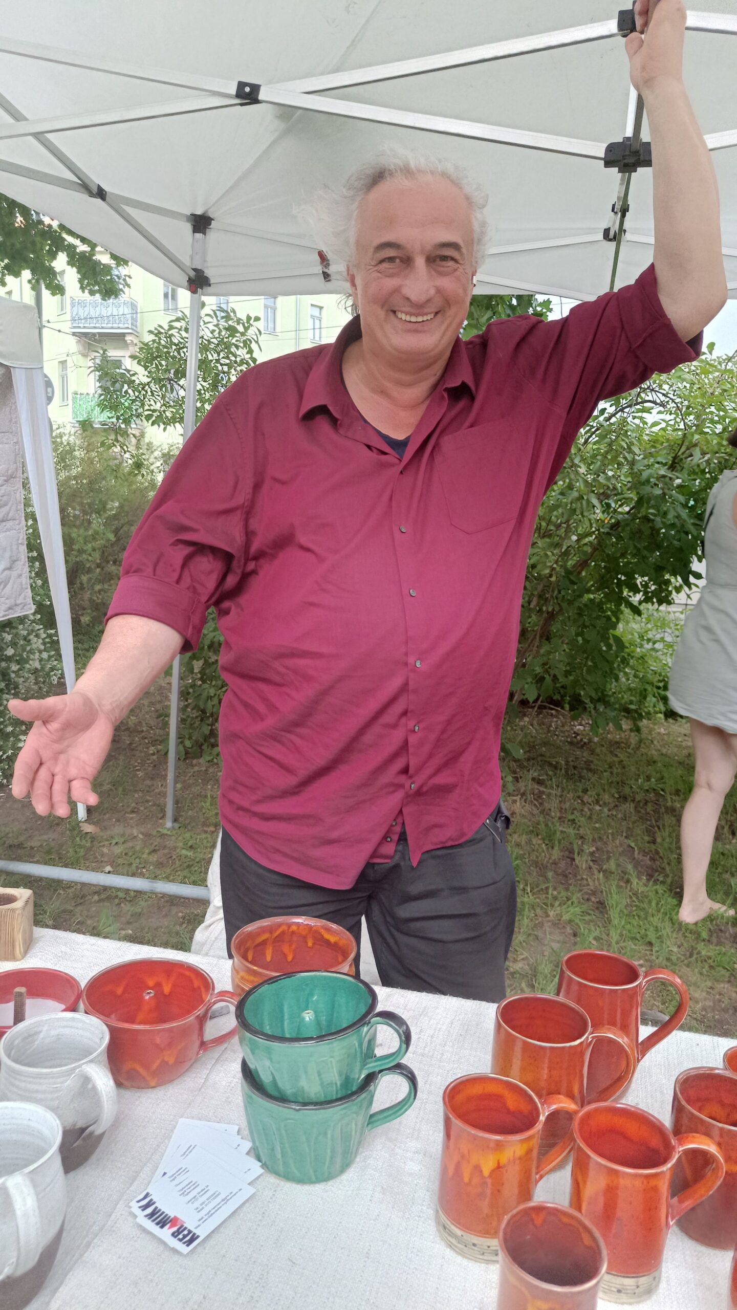 Stand auf dem Markusplatz: Töpfermeister Ingolf Hermann hält das Zelt fest, weil Wind aufkommt.