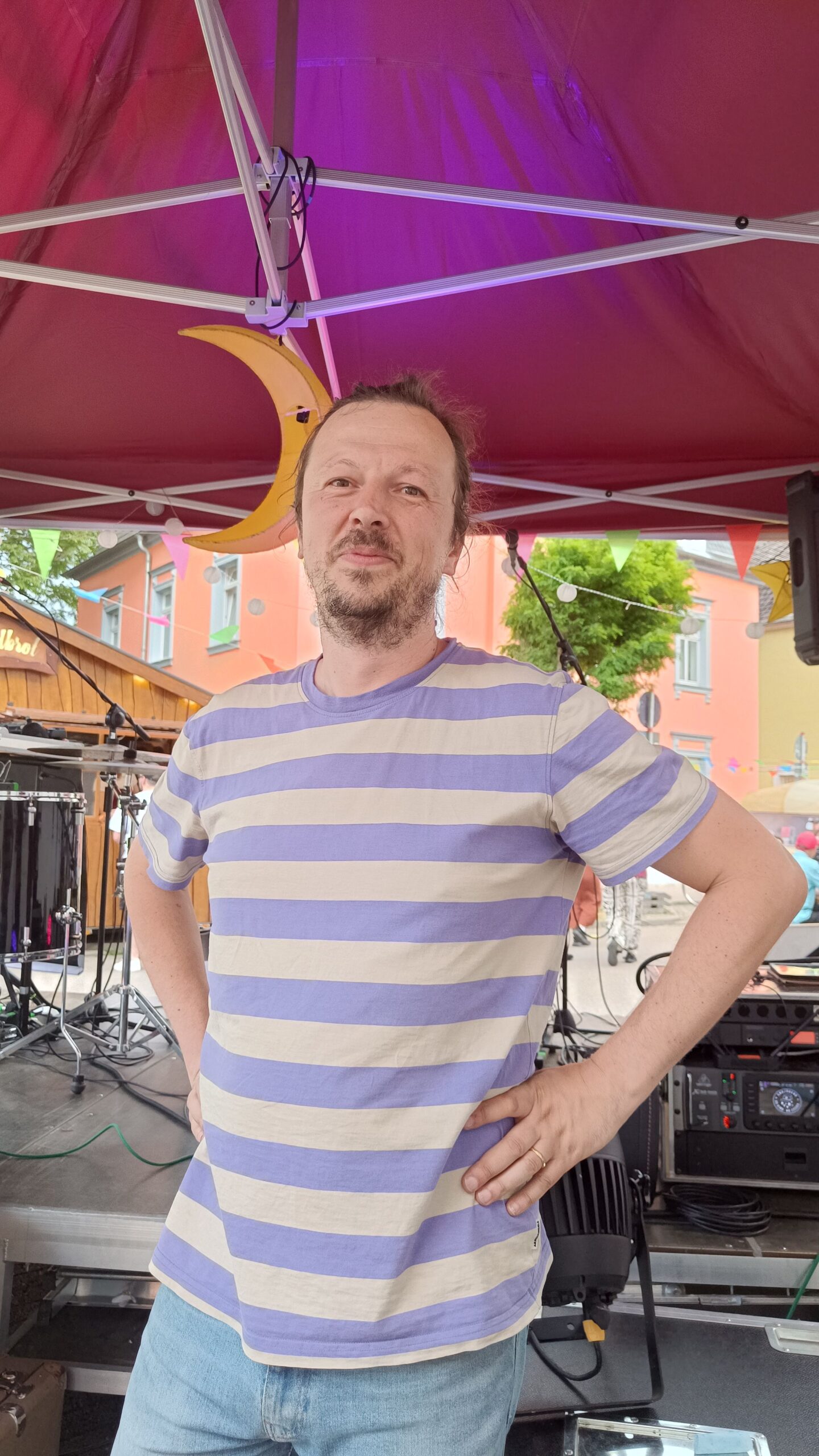 Stephan organisiert einen Großteil des Programms auf der Weinmeile. Immer mit Blick zum Himmel - des Wetters wegen.