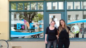 Auf Hund und Katze gekommen - BARF-Laden für artgerechte Tierfütterung Natascha Brodt (l.) und Babette Irmscher (r.) führen seit 2020 einen "Barf-Laden" für Vierbeiner. Foto: S. Reichel