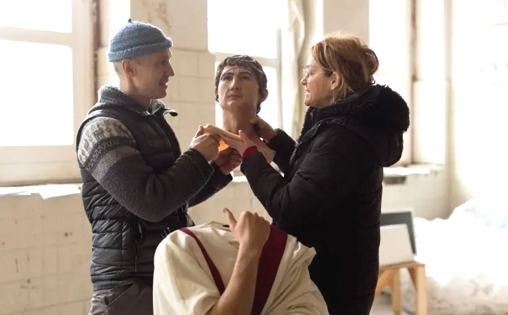 Stelling und Frenzel für das Archäologische Museum in Xanthen. Gerade setzen sie der Nachbildung eines Römers das Kopfteil auf. Foto: Anke Wolten Thom