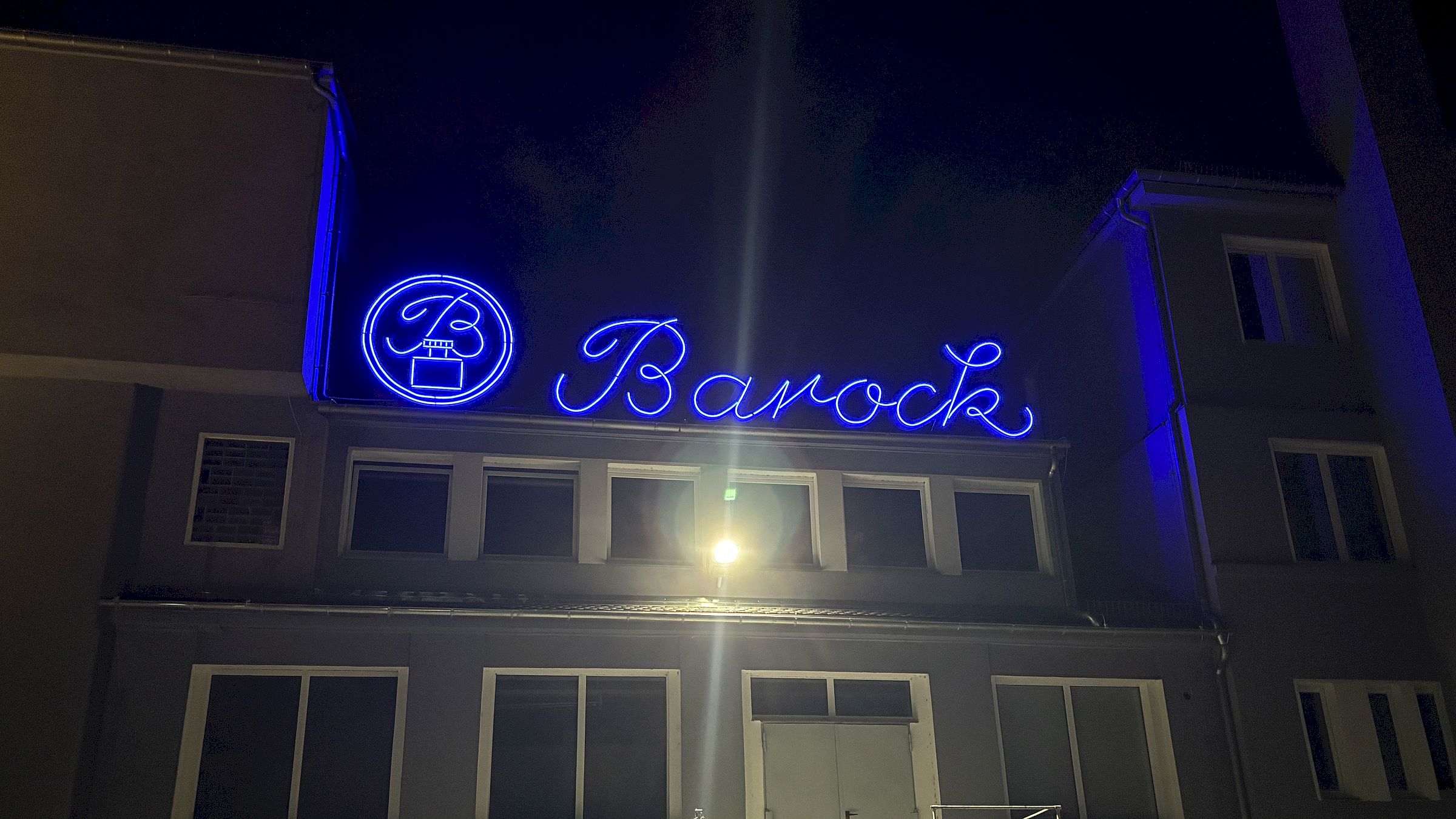 Der leuchtende Schriftzug ist nachts gut zu sehen. Foto: Barock-Eventpark