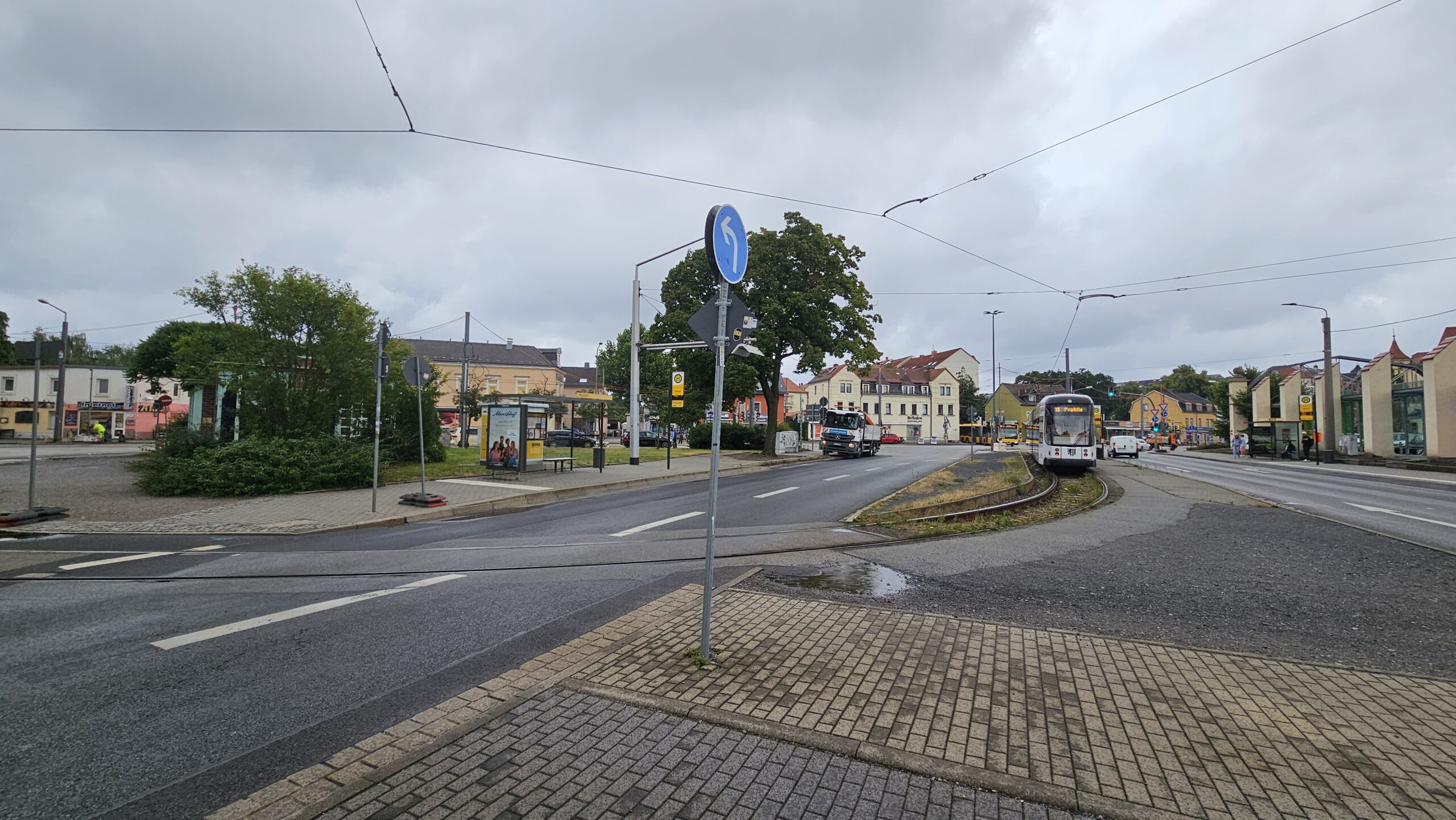 Ab Montag wird die kleine Gleisschleife am Dreyßigplatz andersherum befahren. Foto: J. Frintert