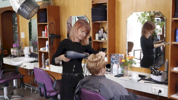Waschen, Schneiden, Legen, Fönen - manchmal wird auch gefärbt. Foto: J. Frintert