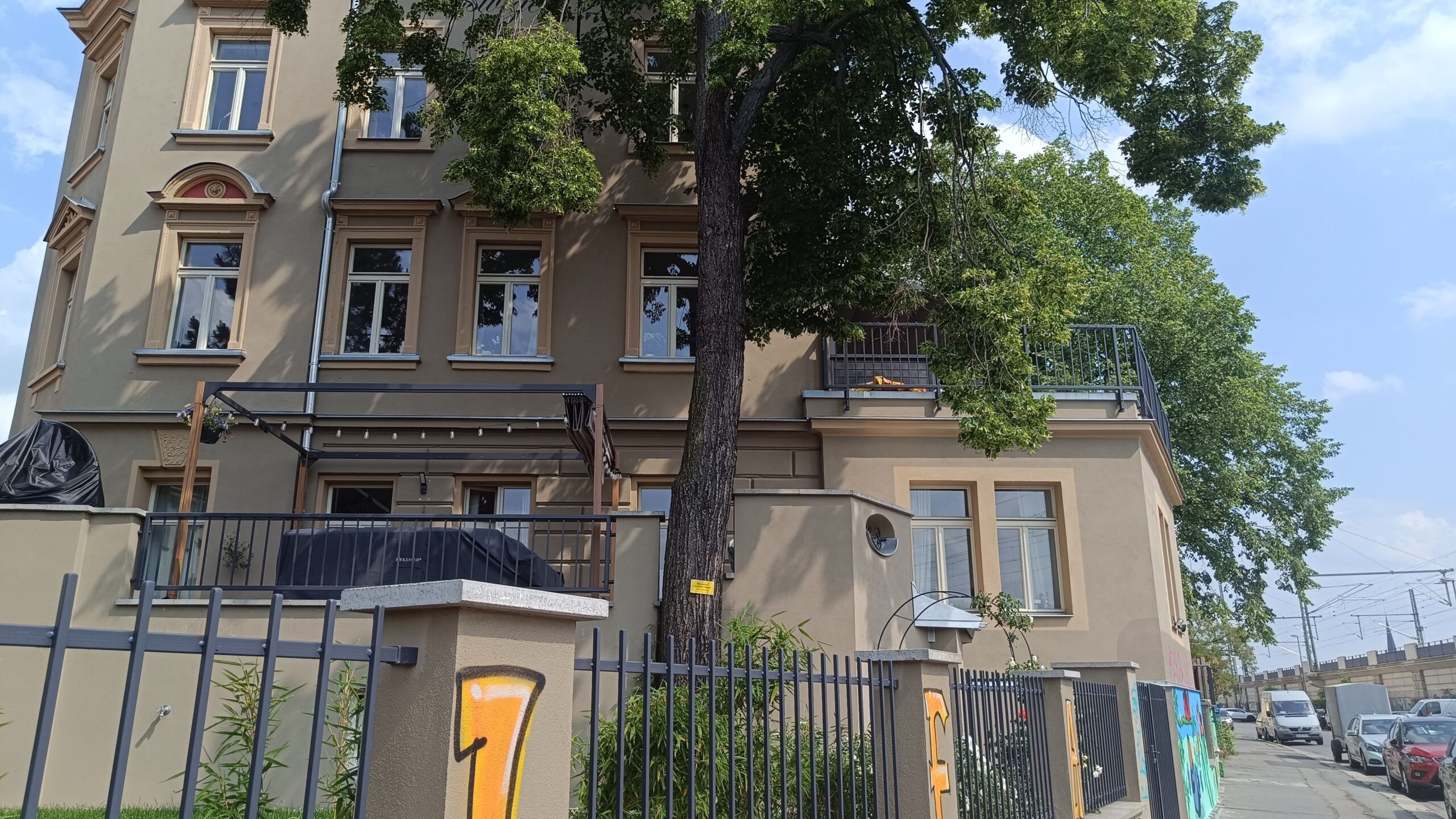 Das Eckhaus an der Coswiger Straße ist denkmalgeschützt.