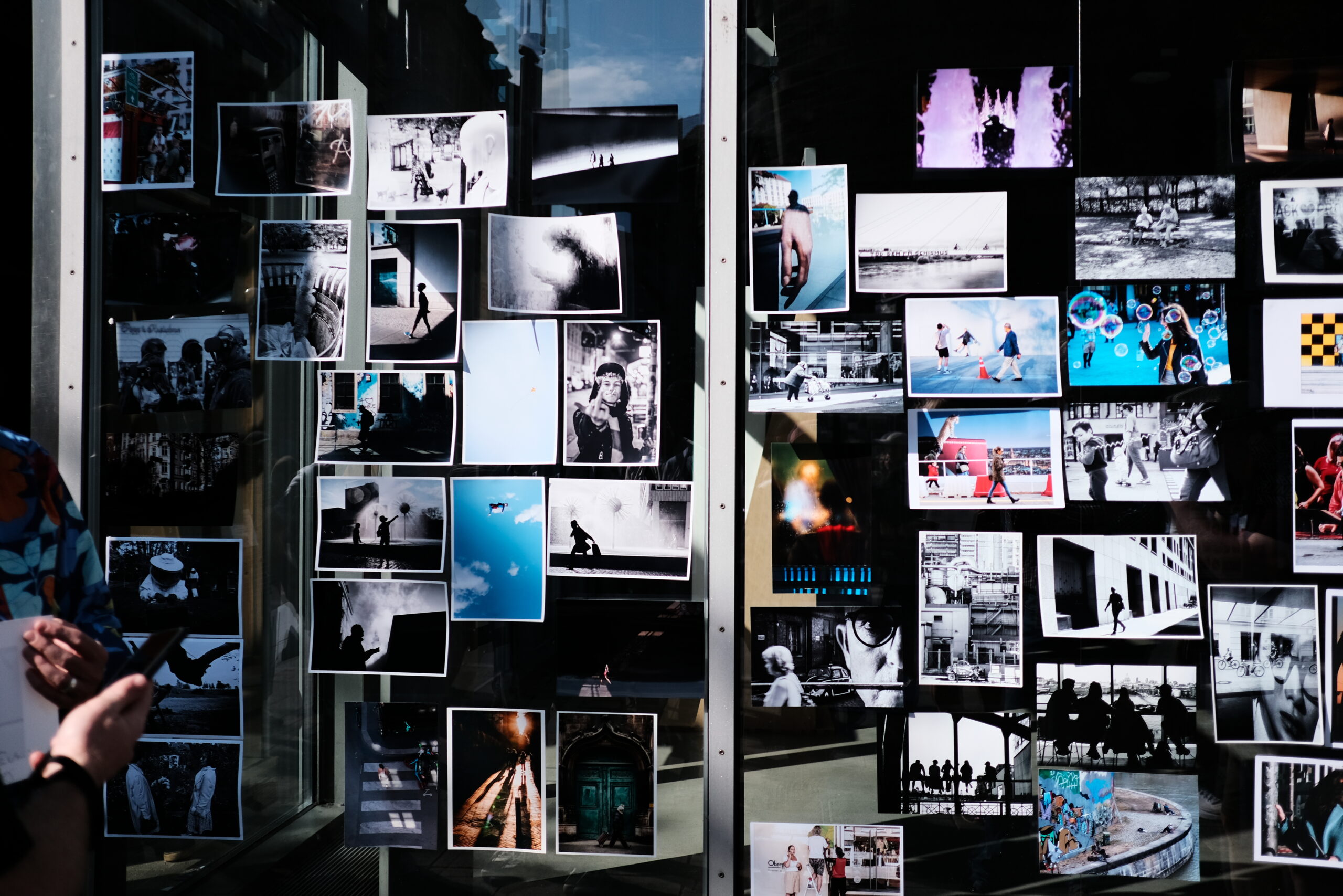 Offene Foto-Touren durch Dresden locken. Foto: Am Sonnabend kann das Streetphotography-Festival in der Geh8 und andernorts in Dresden besucht werden. Foto: Aileen Stechow, Tobias Bohnet, Marco Walter, Matthias Kern, Dominik Schulze