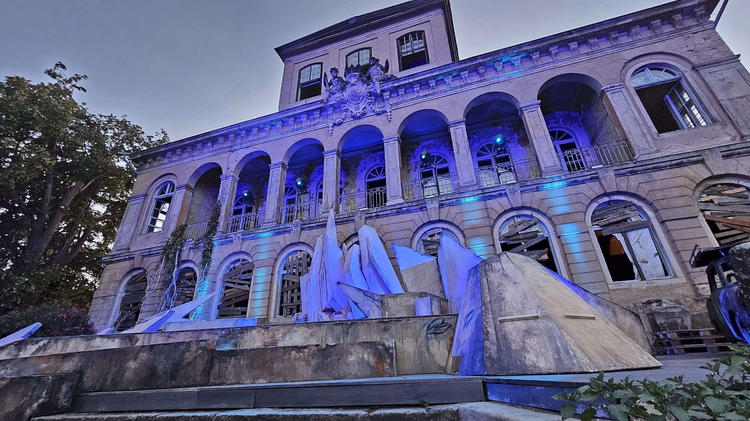 Eisschollen türmen sich vor dem Schloss Übigau. Foto: J. Frintert