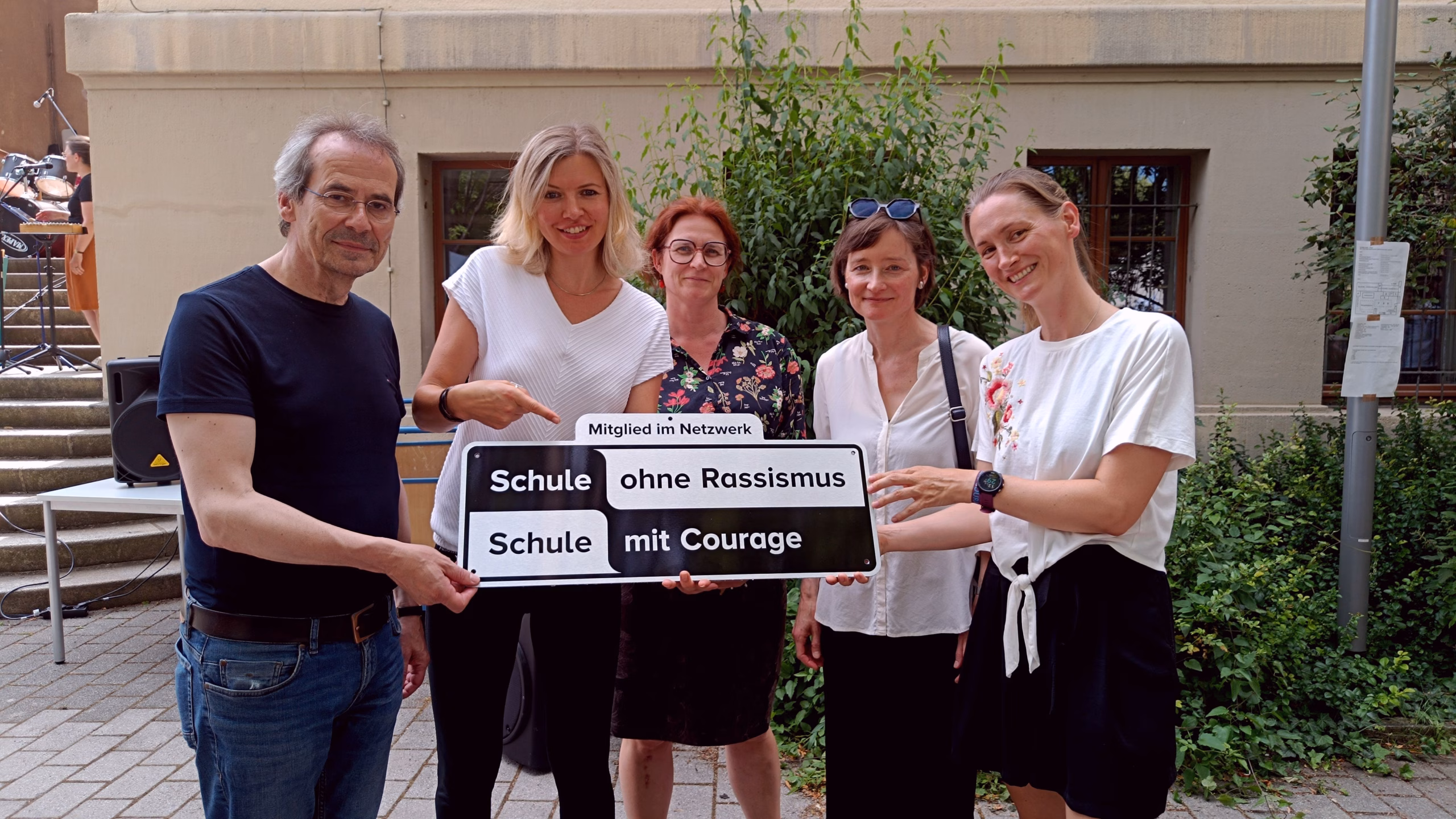 Pestalozzi-Gymnasium ausgezeichnet als "Schule mit Courage". Im Foto: Gunter Berger, Chordirektor der Philharmonie, Schulleiterin Maria Hirsch, Katja Denecke, Inklusionskoordinatorin des "SV Motor Mickten e.V." sowie Pressesprecherin der Philharmonie Claudia Woldt und Marlene Jakob, Landeskoordinatorin des Courage-Netzwerks (v.l)