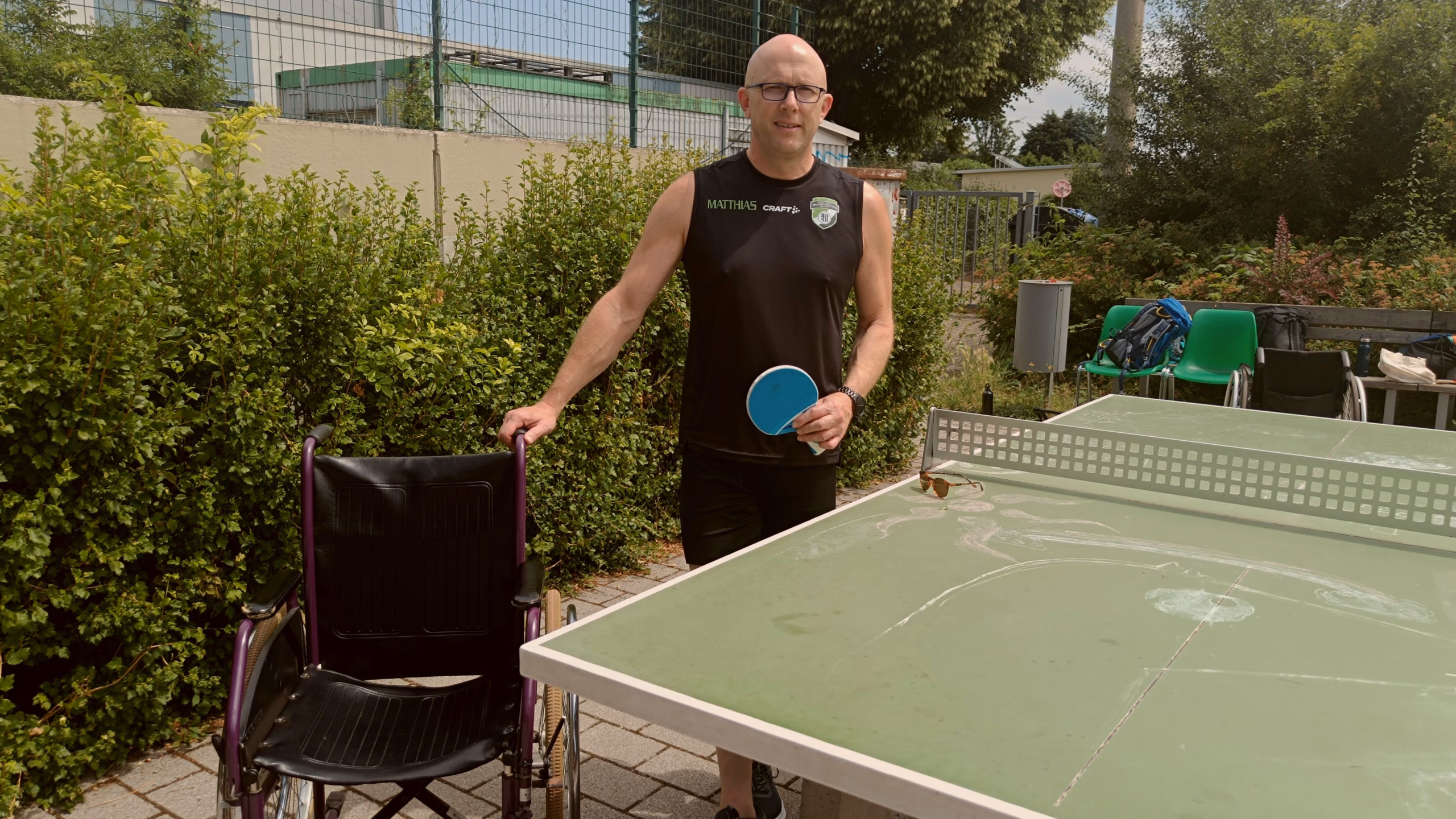 Robert Wenzel leitet u.a. den Inklusionssport am SV Motor Mickten e.V. Beim Sportfest durften die Schüler mal "Tischtennis mit Rolli" testen.