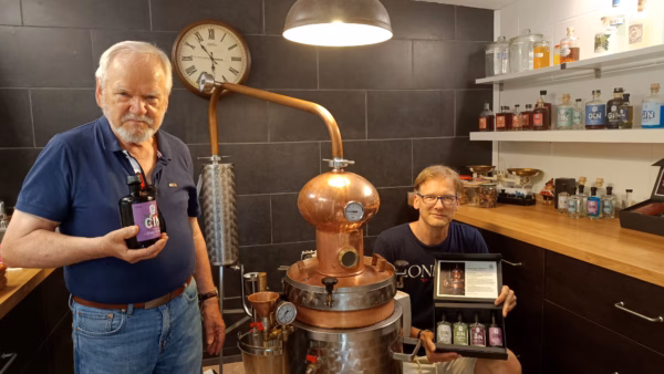 Unternehmensgründer Dr. Eberhard Treufeld (l.) und Mitarbeiter Falk Czekalla (r.).