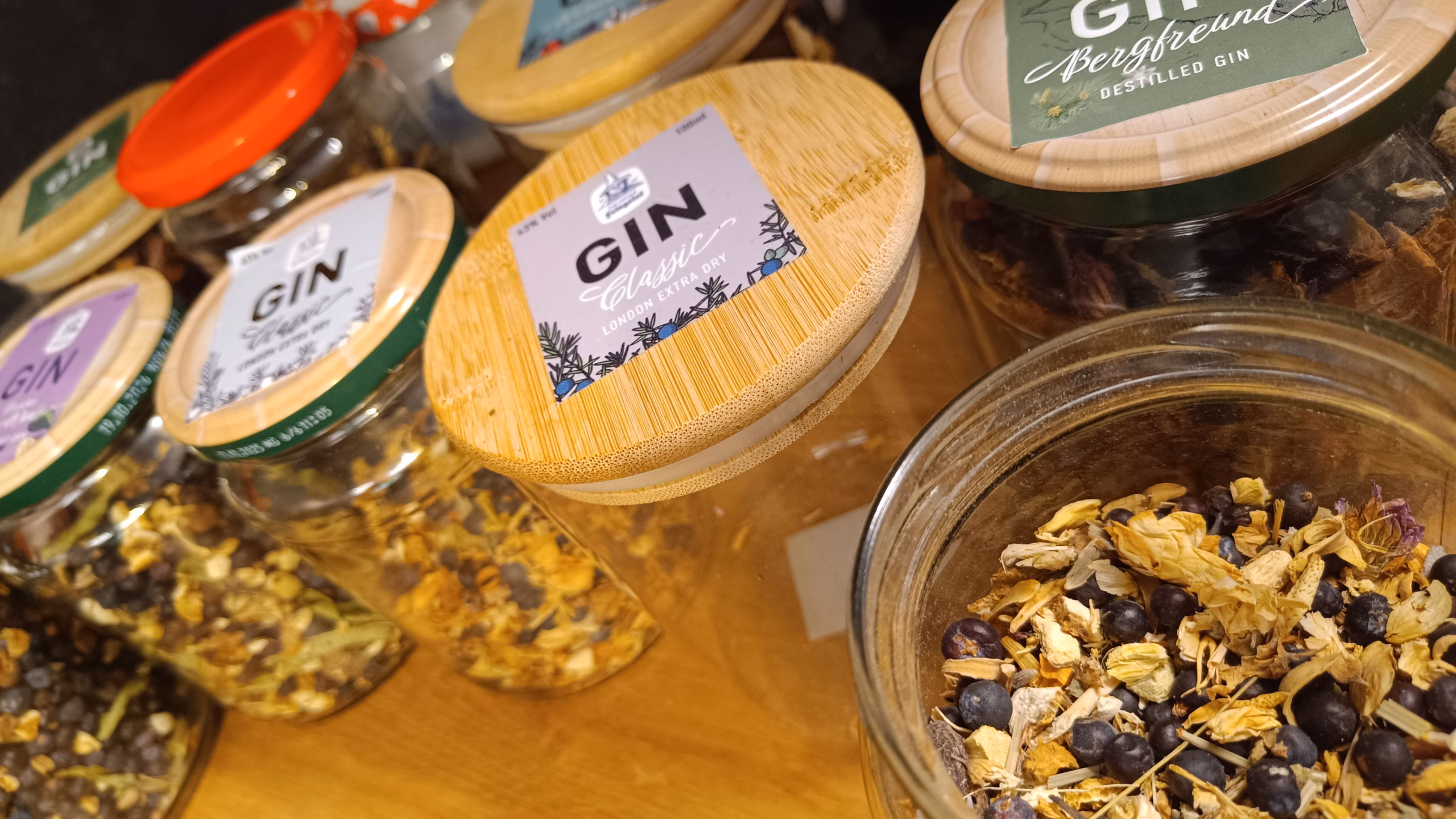 Kräuter aus eigenem Anbau und Gewürze aus der Schwäbischen Alp ergeben Aromencocktails von bis zu 40 Zutaten.