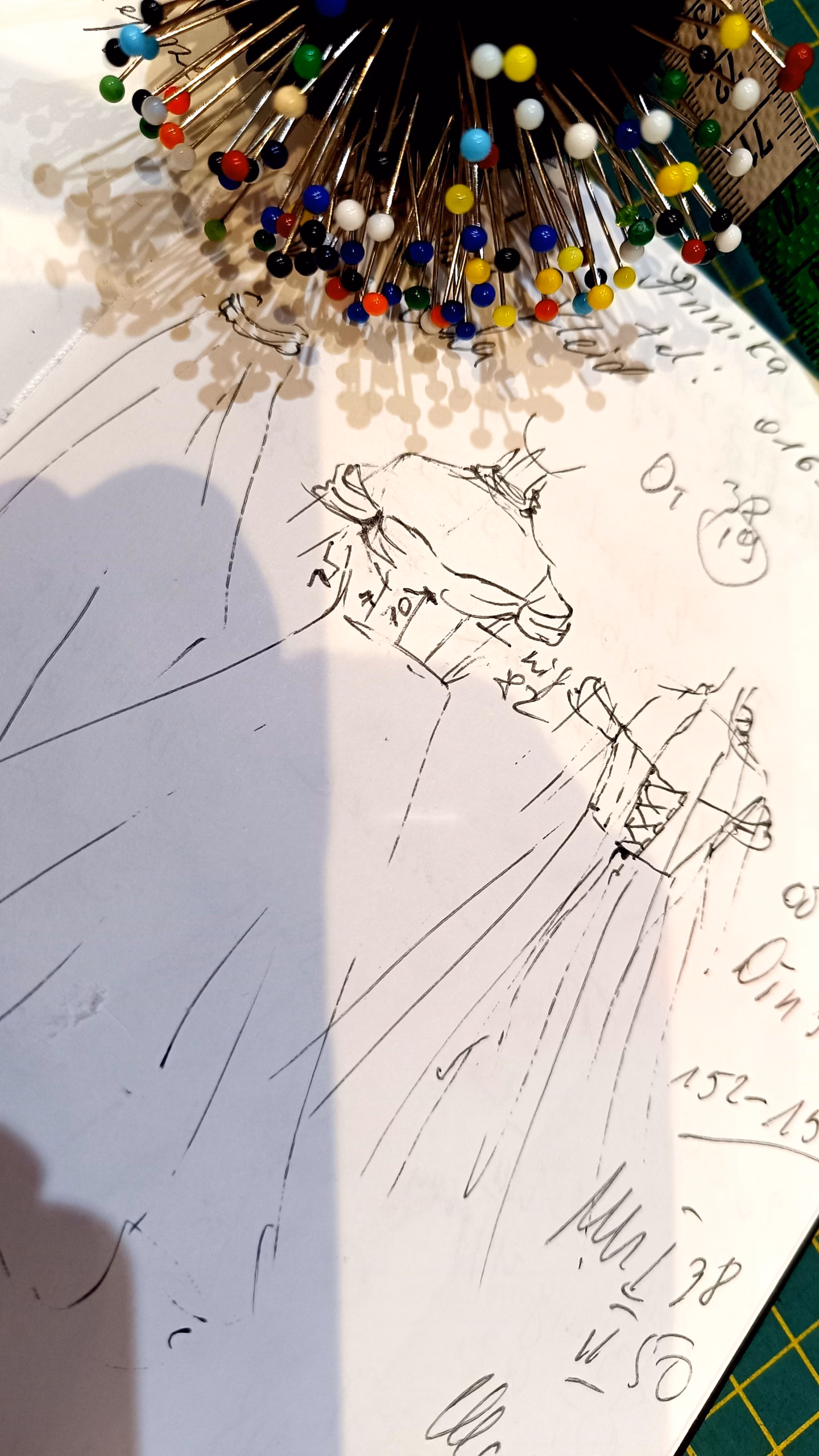 Erster Entwurf für ein Abendkleid wird als Basis für das folgende Schnittmuster dienen.