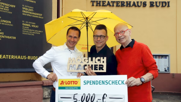 Marcel Körner, Vertriebsleiter Sächsische Lotto-GmbH, "Möglichmacher" Guido Gentzel und Chef-Pantomime Ralf Herzog mit 5.000-Euro-Scheck - Foto: J. Frintert