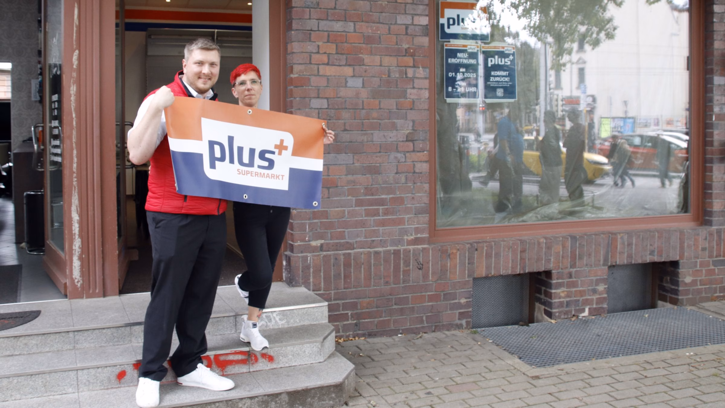 Hinter dem Carsharing-Platz direkt neben dem Barbier öffnet ab 1. Oktober "plus+" - Foto: J. Frintert