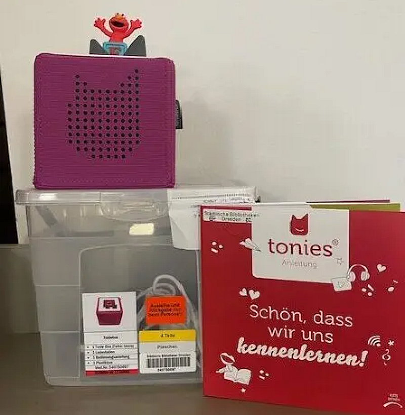 Der "Tonie" wird auf die "Tonie-Box" gesetzt. Auch die Boxen können in der Bibliothek Pieschen ausgeliehen werden. Foto: Bibliothek Dresden-Pieschen