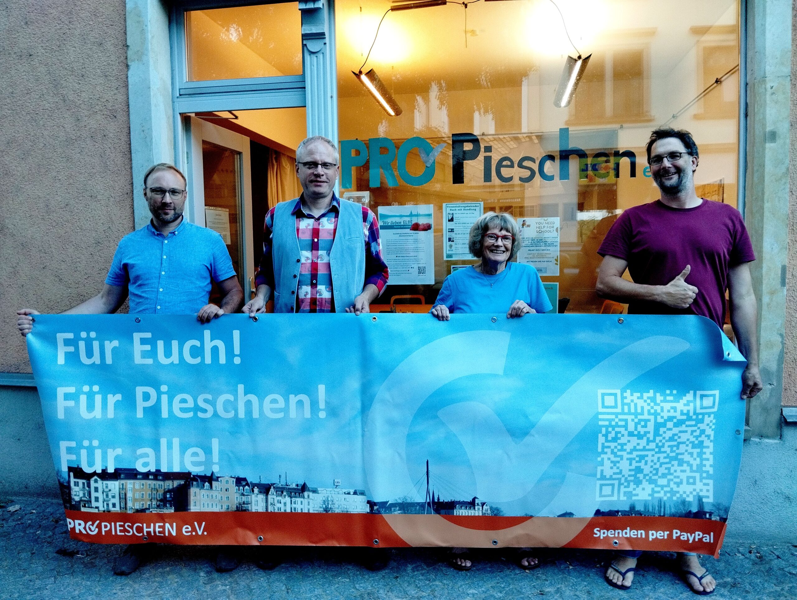 "Unser Vereinsbüro soll als Anlauf- und Vernetzungsstelle bleiben", betonen Vorstände des Pro Pieschen e.V. Sven Voigt, Carsten Möller, Sascha Förster (v.l.n.r.) sowie langjähriges Vereinsmitglied Bärbel Jansen.