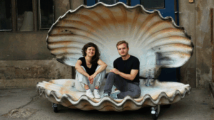 Kunst & Nachhaltigkeit Susi Schwichtenberg und Leo Dietrich in der Muschel.